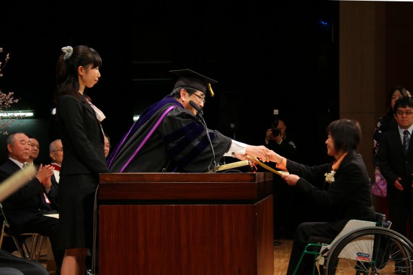 卒業式で表彰された、新卒合格の酒井恭子さん