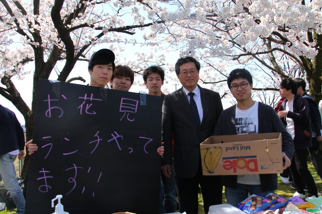 山田学長とお花見ランチを企画・運営してくれた、共生ボランティアネットの学生たち