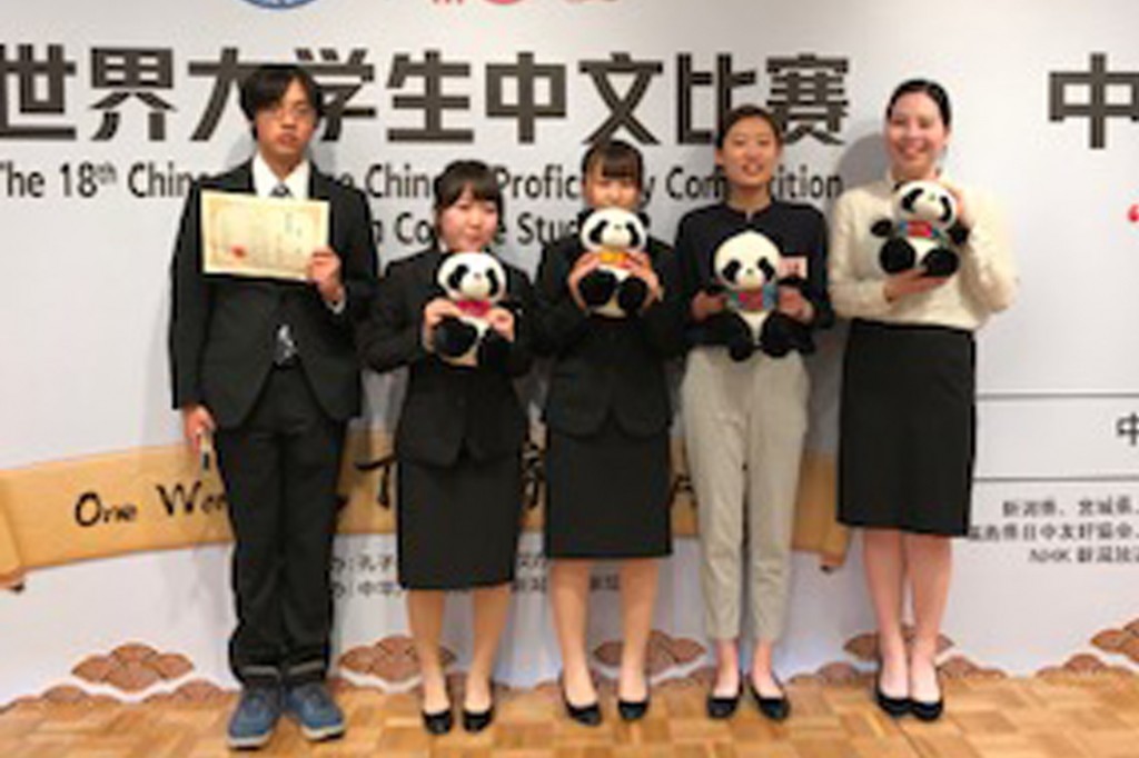 中国語コンテストに出場した、敬和学園大学の5名の学生