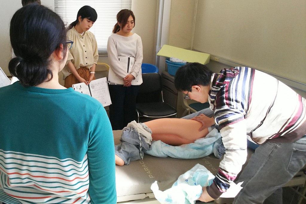 人形モデルを使い、相手を気づかう介護の姿勢を学びました