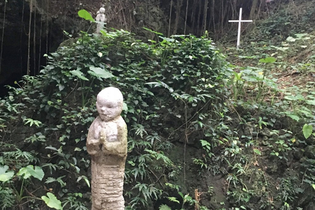チビチリガマにある、12体のお地蔵さんと1本の十字架