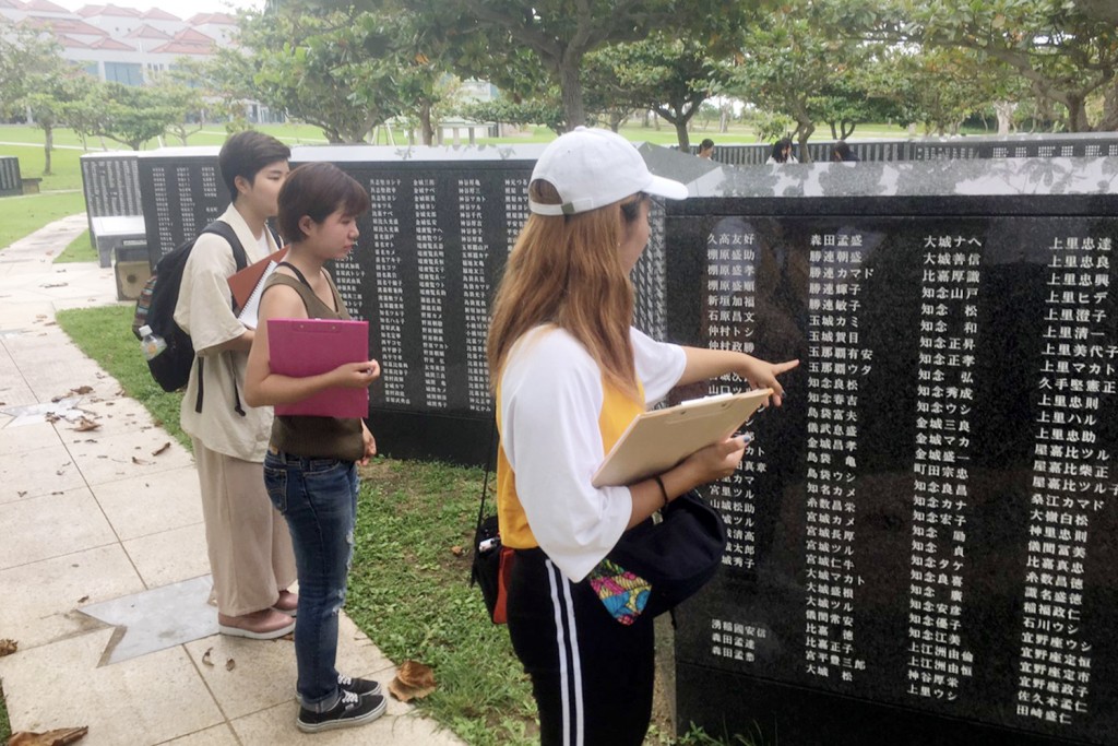 沖縄戦で亡くなられた方の名前が刻まれた「平和の礎」