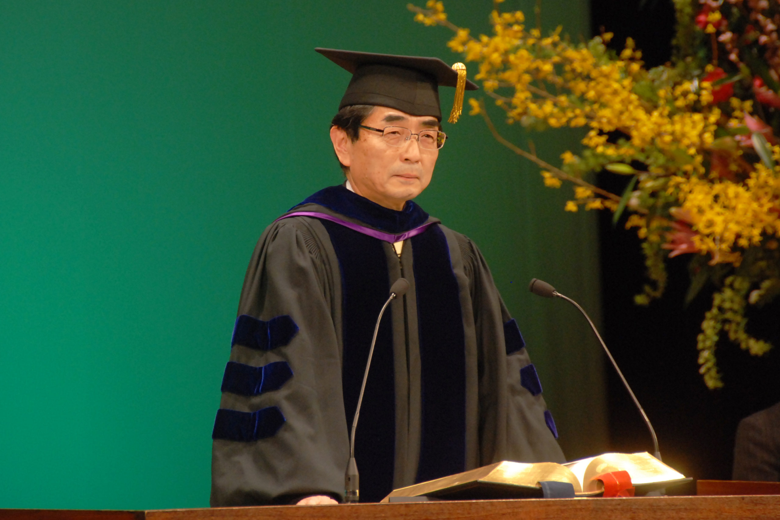 2009年度卒業式での鈴木佳秀学長の式辞