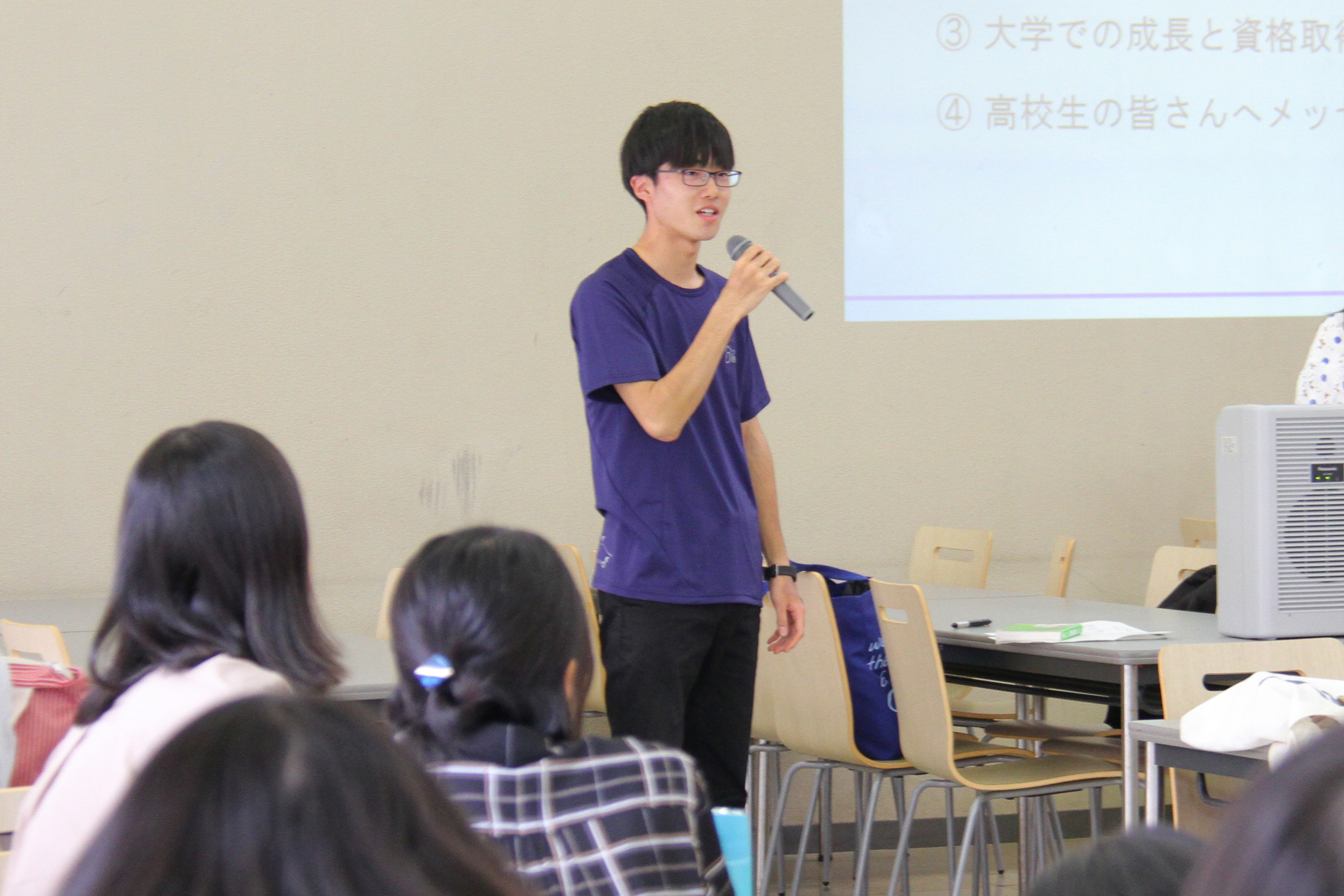 プレゼンテーションをする学生