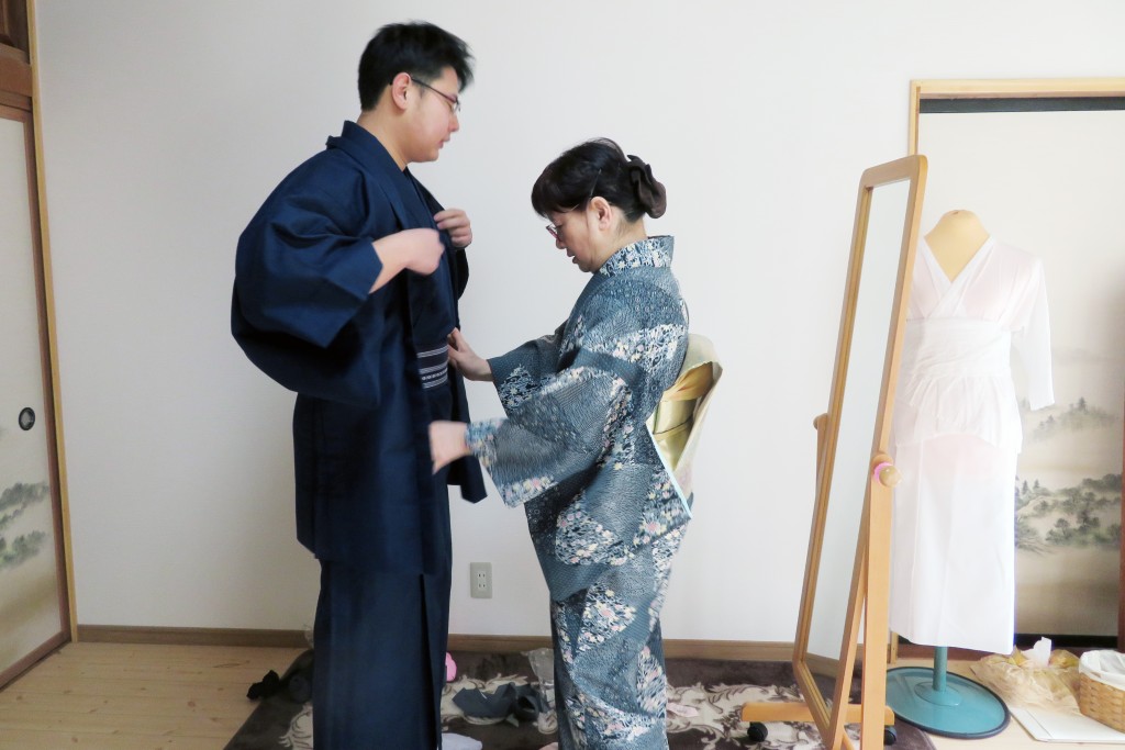 留学生が日本文化を体験、着物着付け体験を開催しました