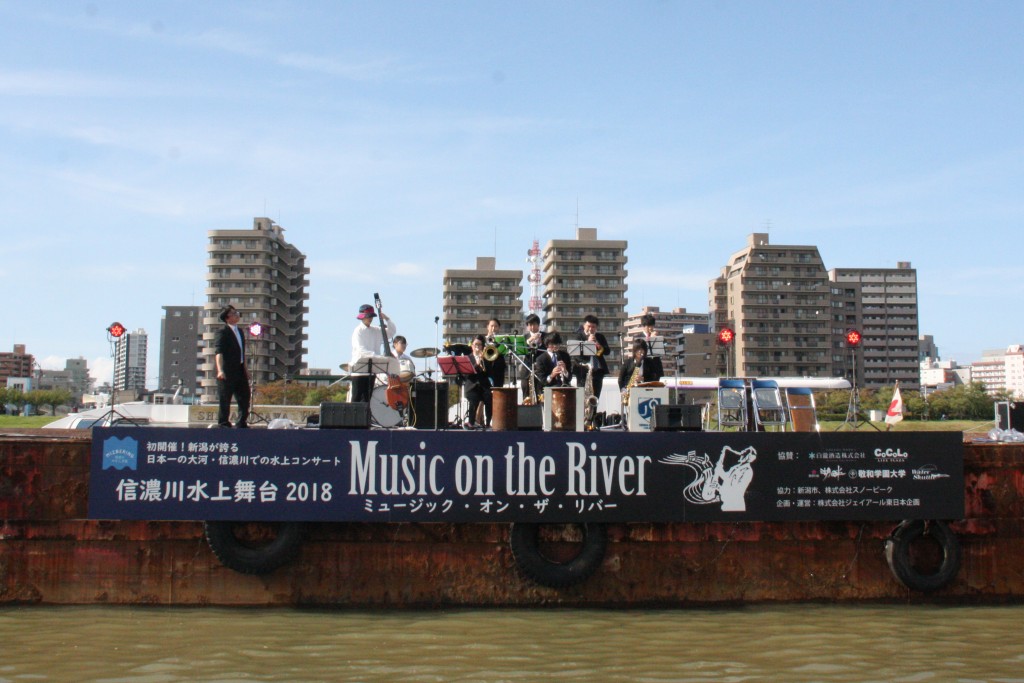 ミズベリングの水上ステージで、JazzQuestが演奏させていただきました