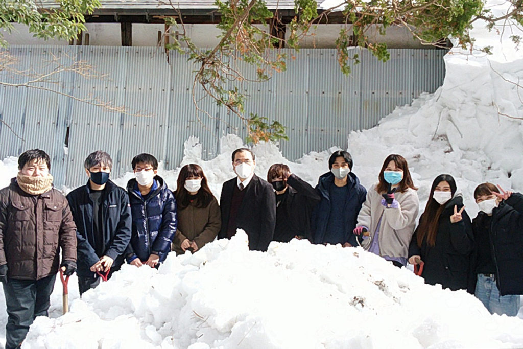 新発田市「清水園」の景観を守るため学生が除雪作業を行いました