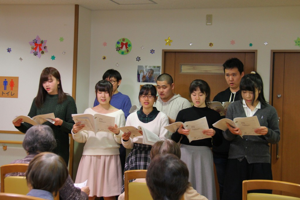 敬和学園大学の学生が、キャロリングを行いました