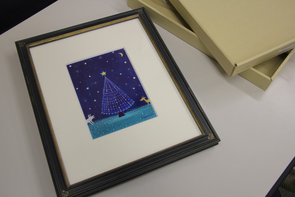 卒業生で絵本作家の菅野由貴子さんに敬和のクリスマスツリーを描いていただきました