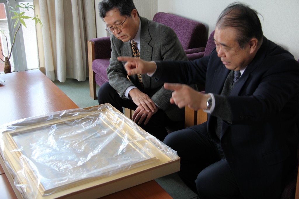退職される職員より絵画を寄贈いただきました。日本一の大学を目指して