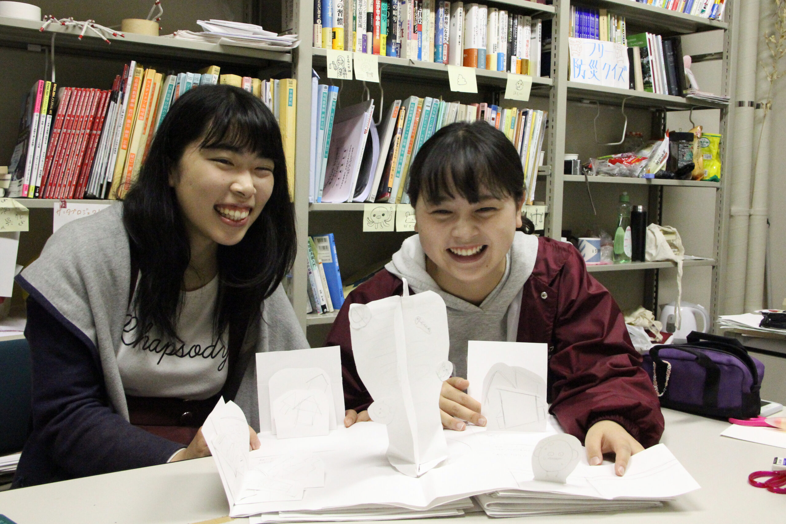 【学生レポート】敬和学園大学の学生たちがオリジナルのしかけ絵本づくりに取り組みました
