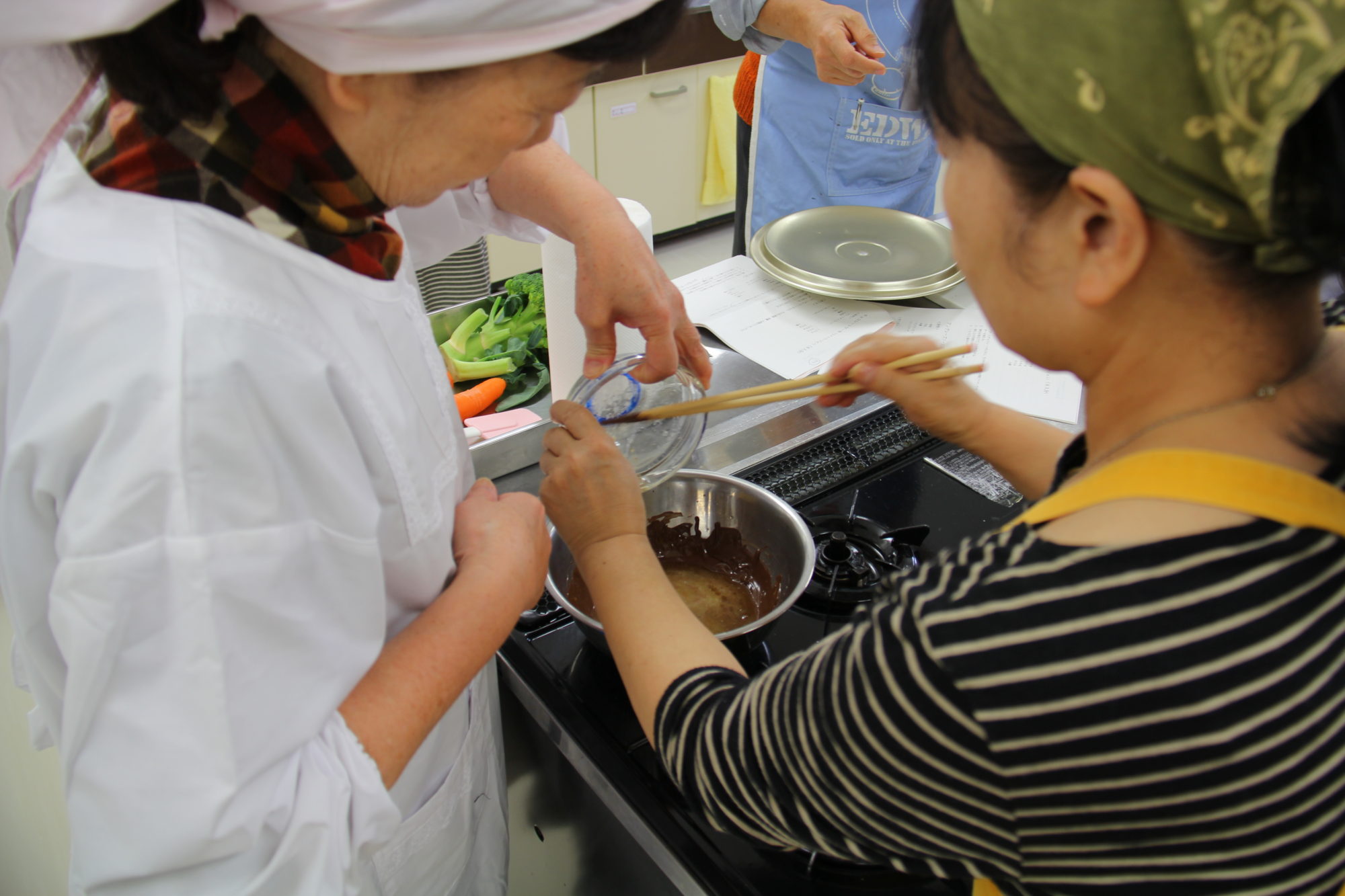 フランスの文化・歴史・言葉も学ぶ「料理教室」を開催しました