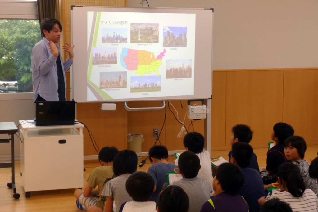 学生たちが住吉小学校を訪ね、世界の文化を伝えてきました