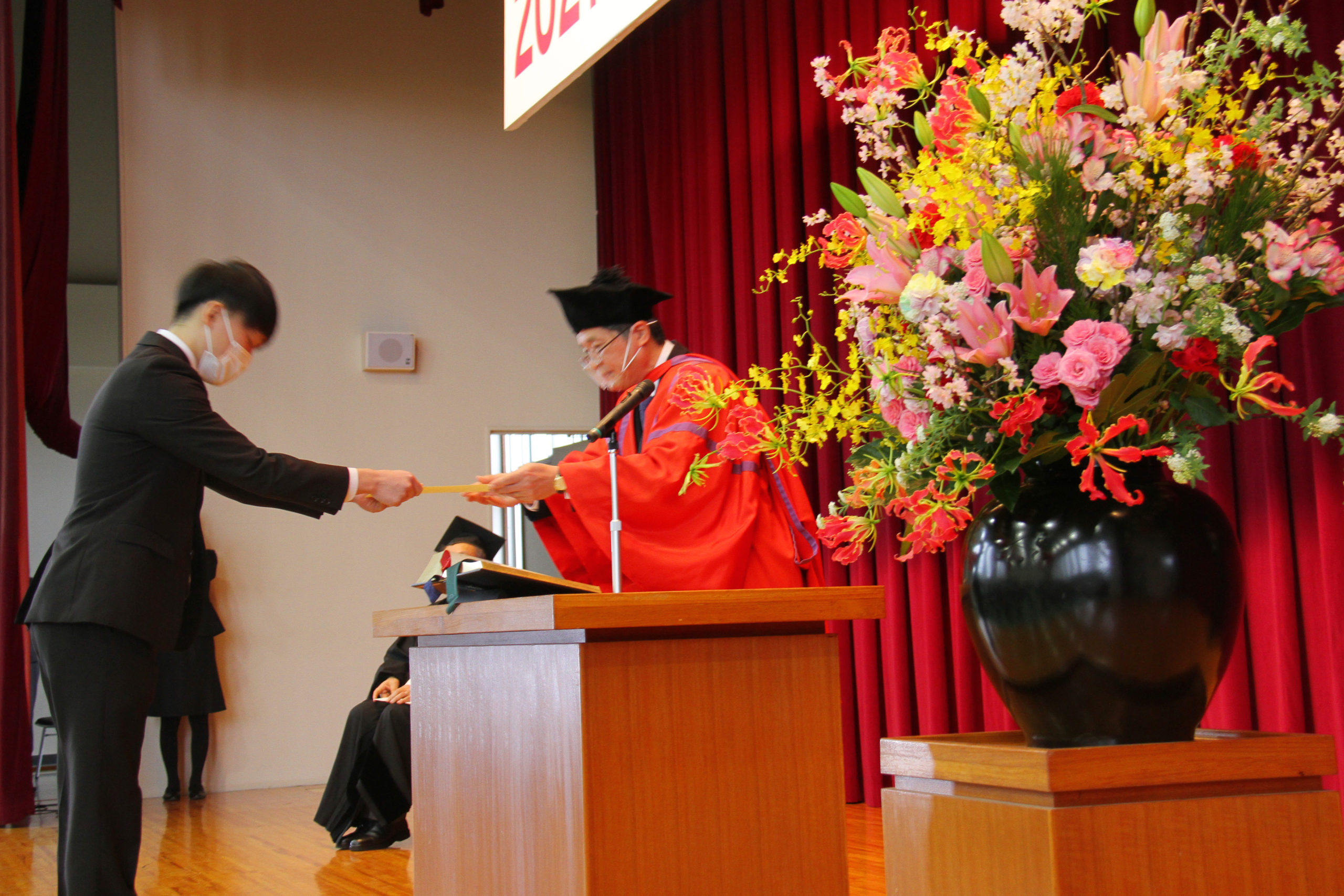 山田学長から各学科の代表者に「卒業証書・学位記」が手渡されました