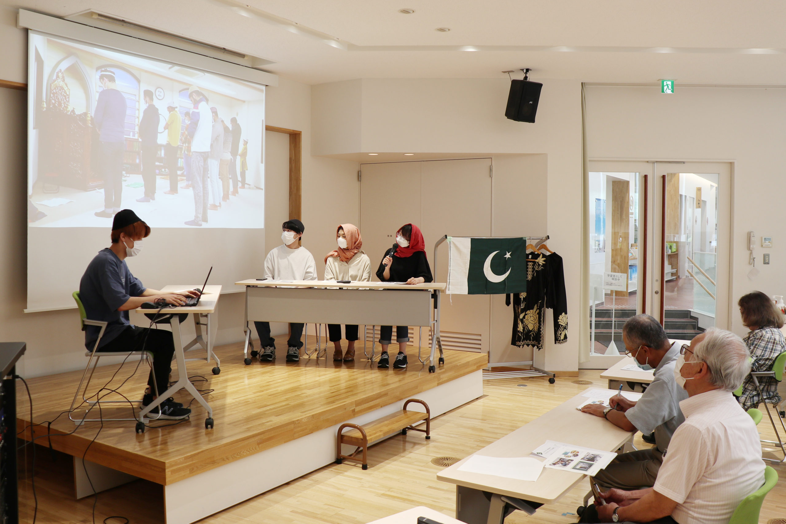 第2部は「大学生のイスラーム体験」と題して、敬和学園大学の長坂ゼミの学生たちが発表しました