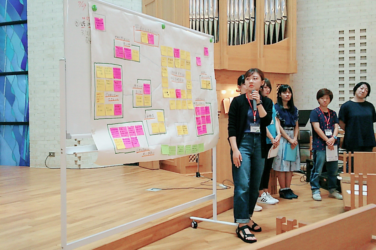 広島女学院大学主催の「8.6平和学習プログラム」に、敬和学園大学の学生も参加しています（2019年8月6日撮影）