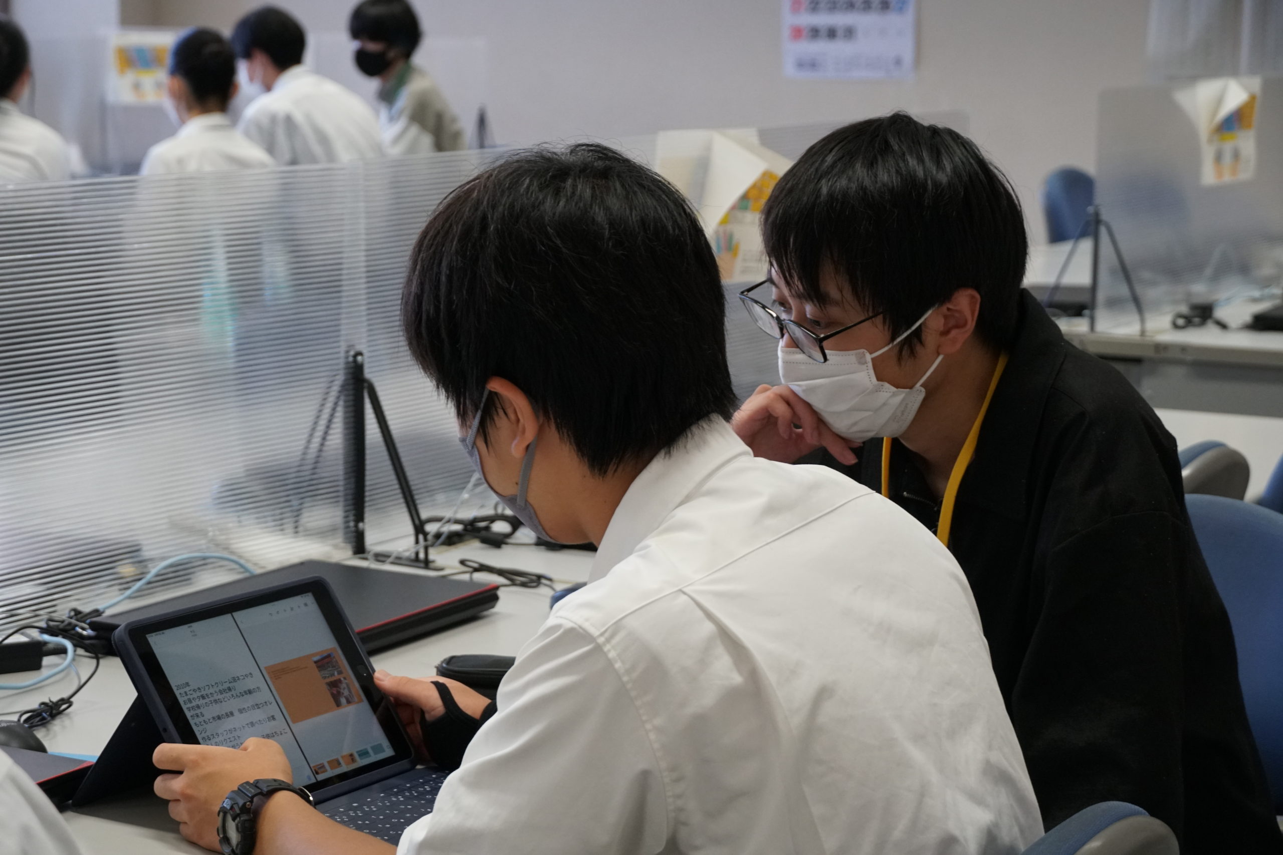 タブレットを使ってのポスター作成を指導