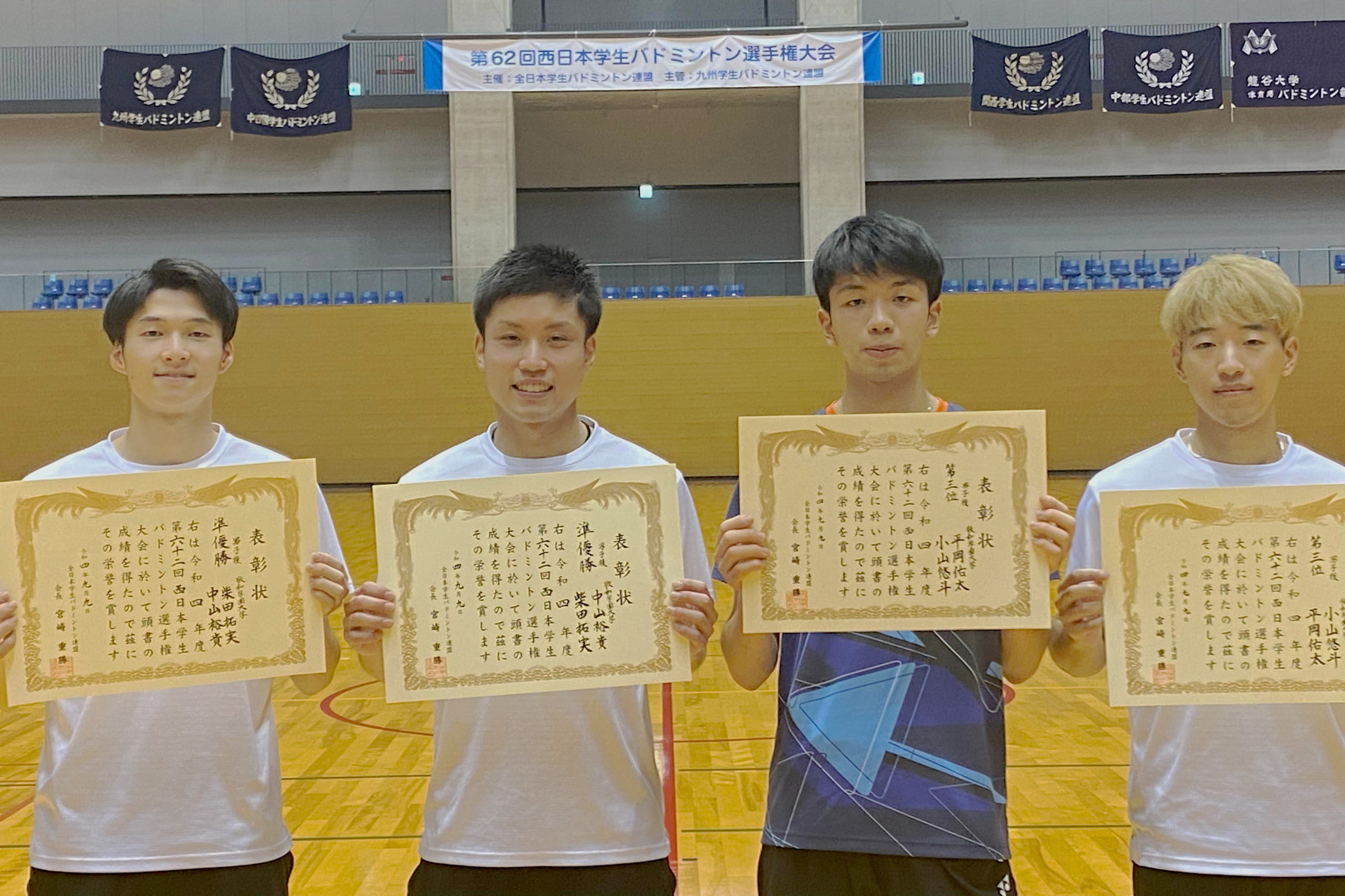 男子ダブルスで準優勝した中山さん・柴田さんペア（左）と、3位入賞した小山さん・平岡さんペア（右）