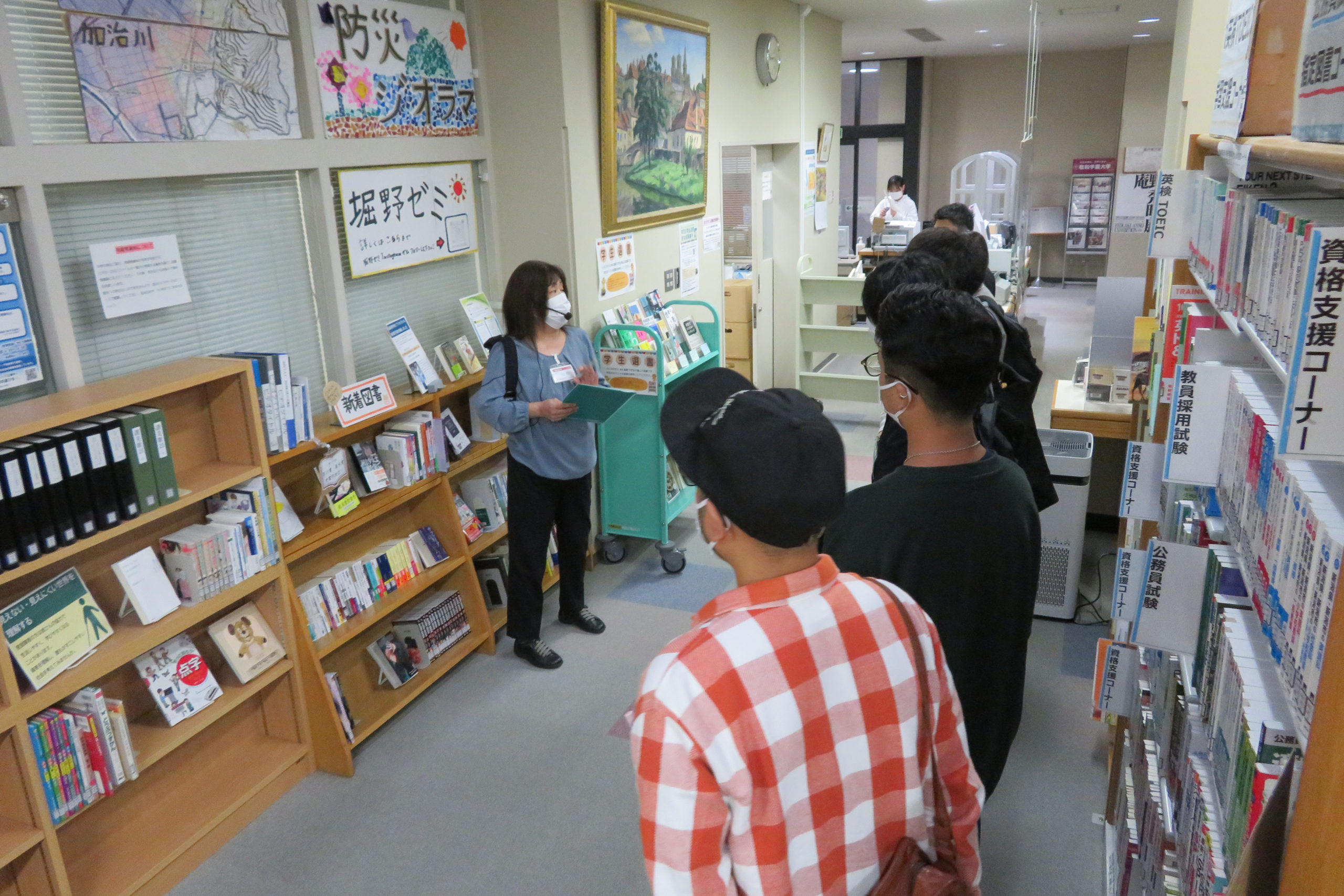 図書館では、館内を回りながら図書館の活用方法を説明
