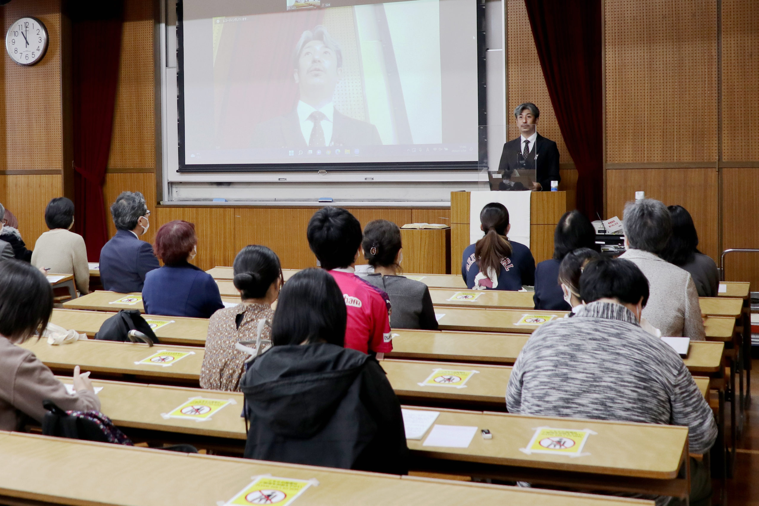 チャペル・アワーでは、敬和学園高校の齋藤正幸先生に説教していただきました