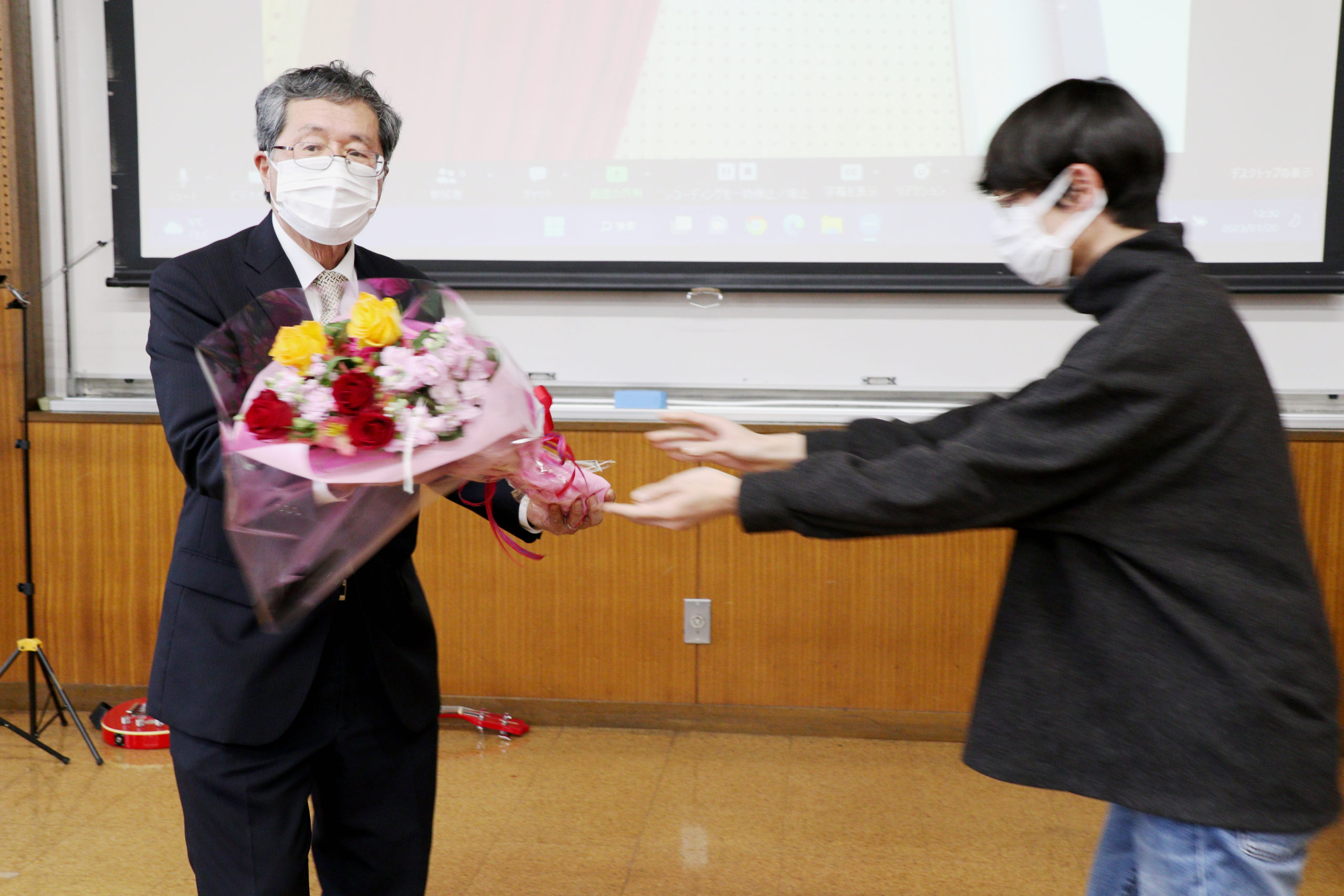 最終講義のあと、学生代表から花束が贈られました
