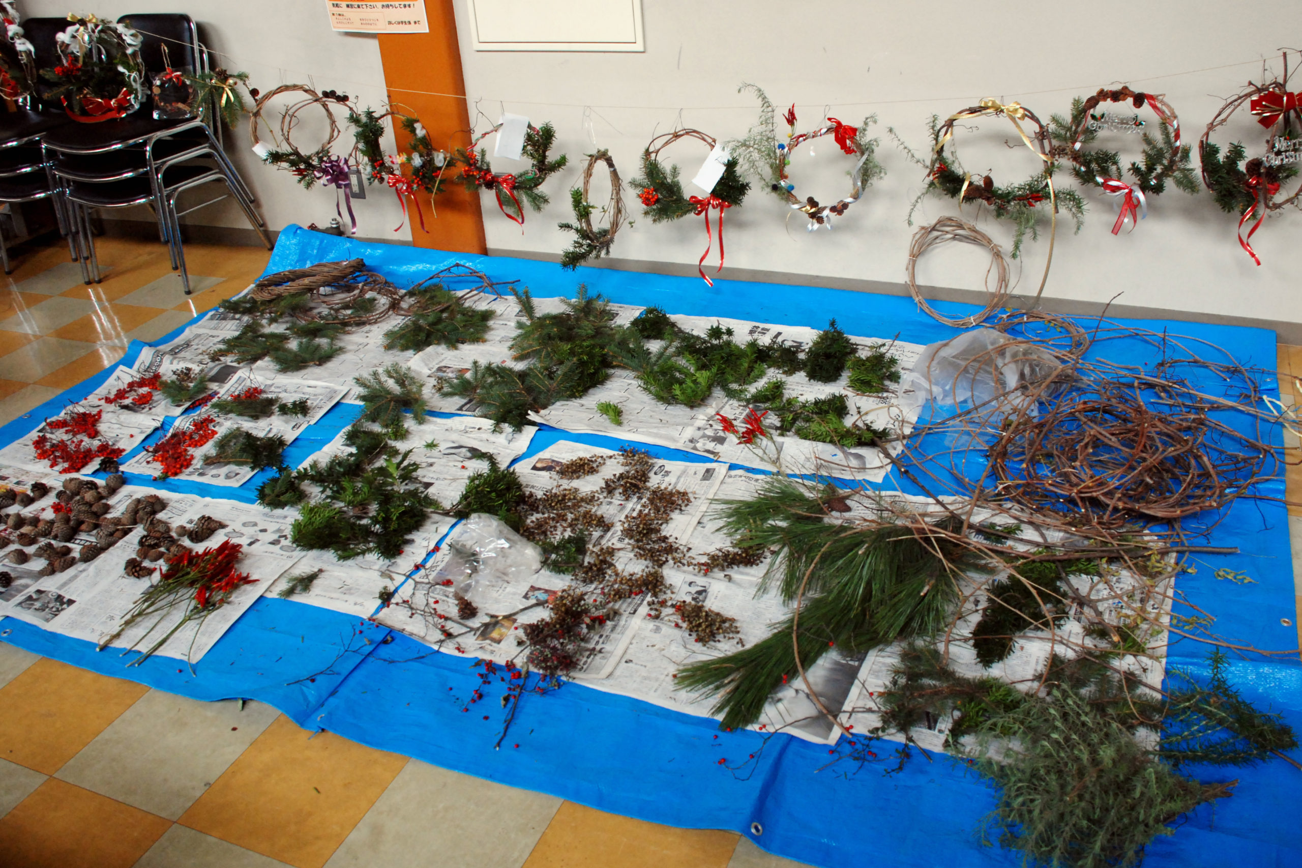 手作りリースの飾りつけ