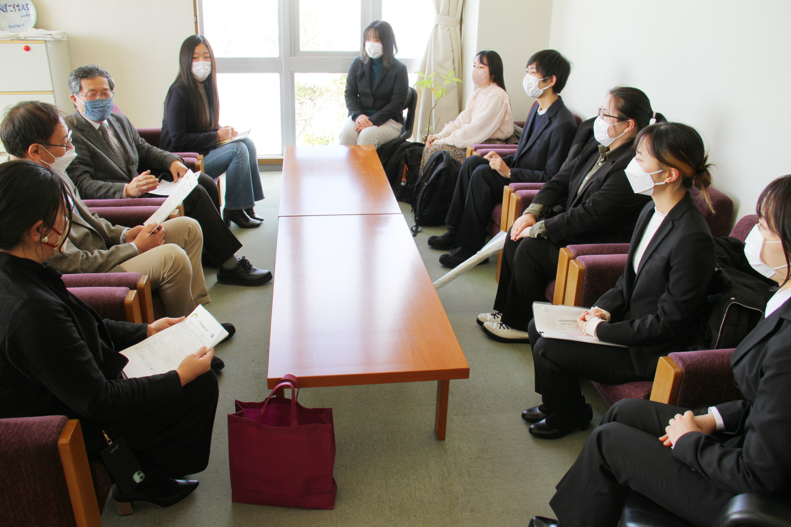 学長室で行われた「KAKEHASHIプロジェクト」派遣学生への激励会