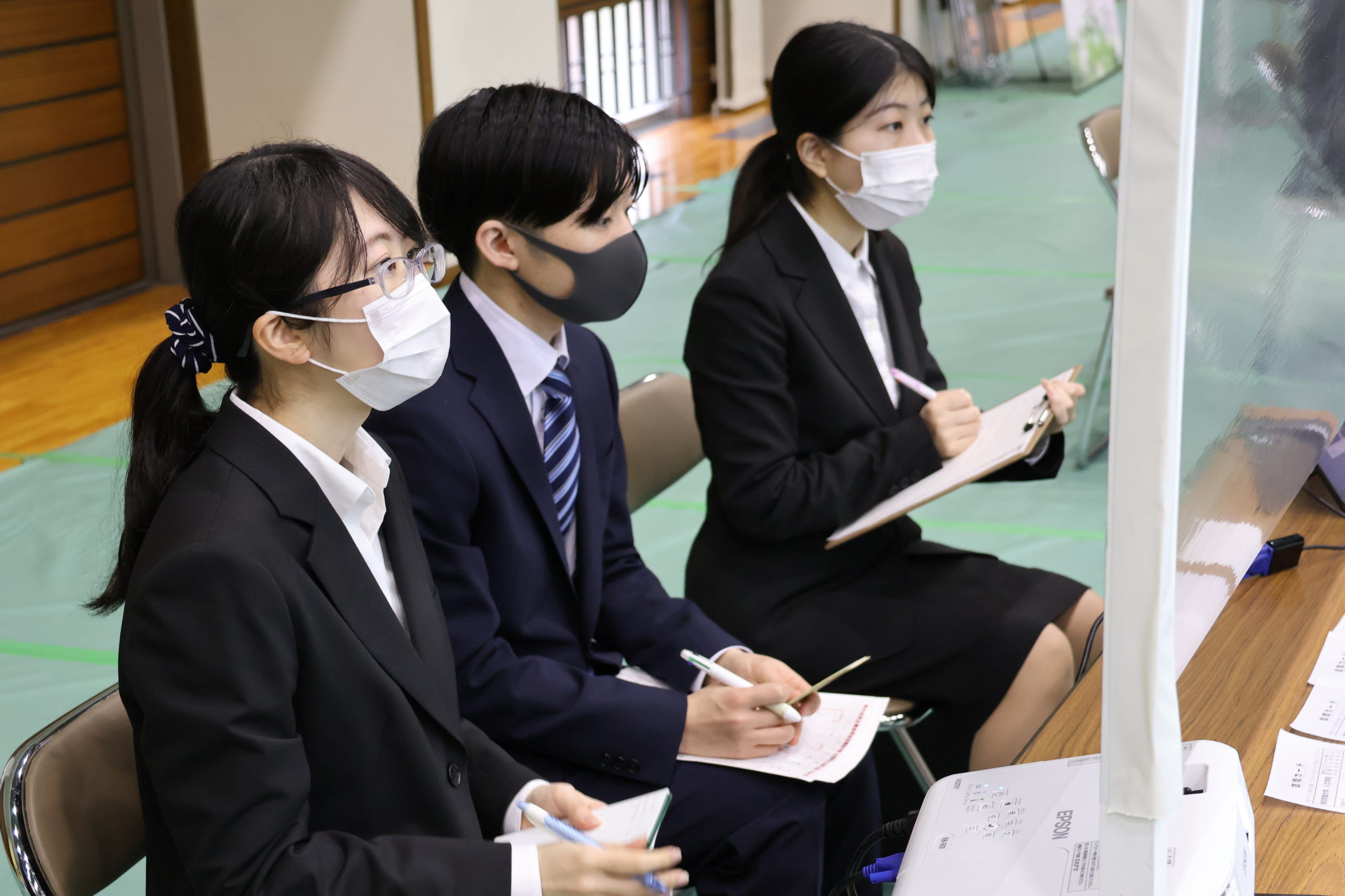 重要なポイントを聞きもらさないよう、メモを取りながら説明を聞きました