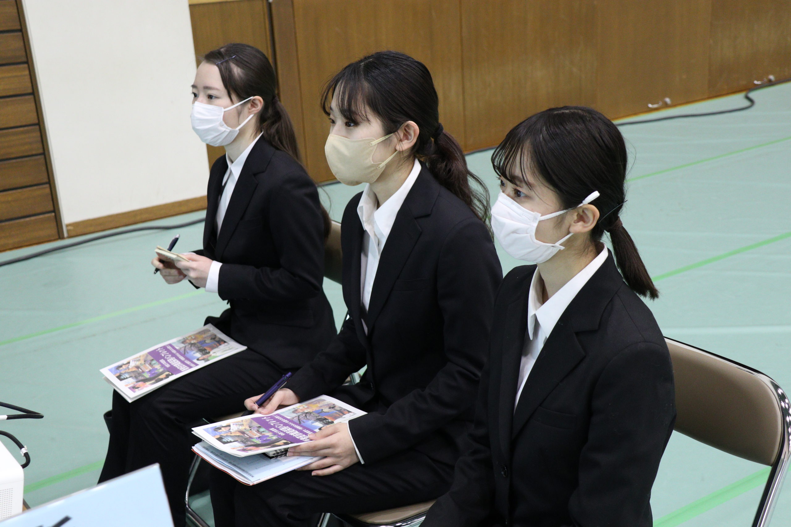 説明する方の目をしっかり見つめ、真剣に話を聞きました