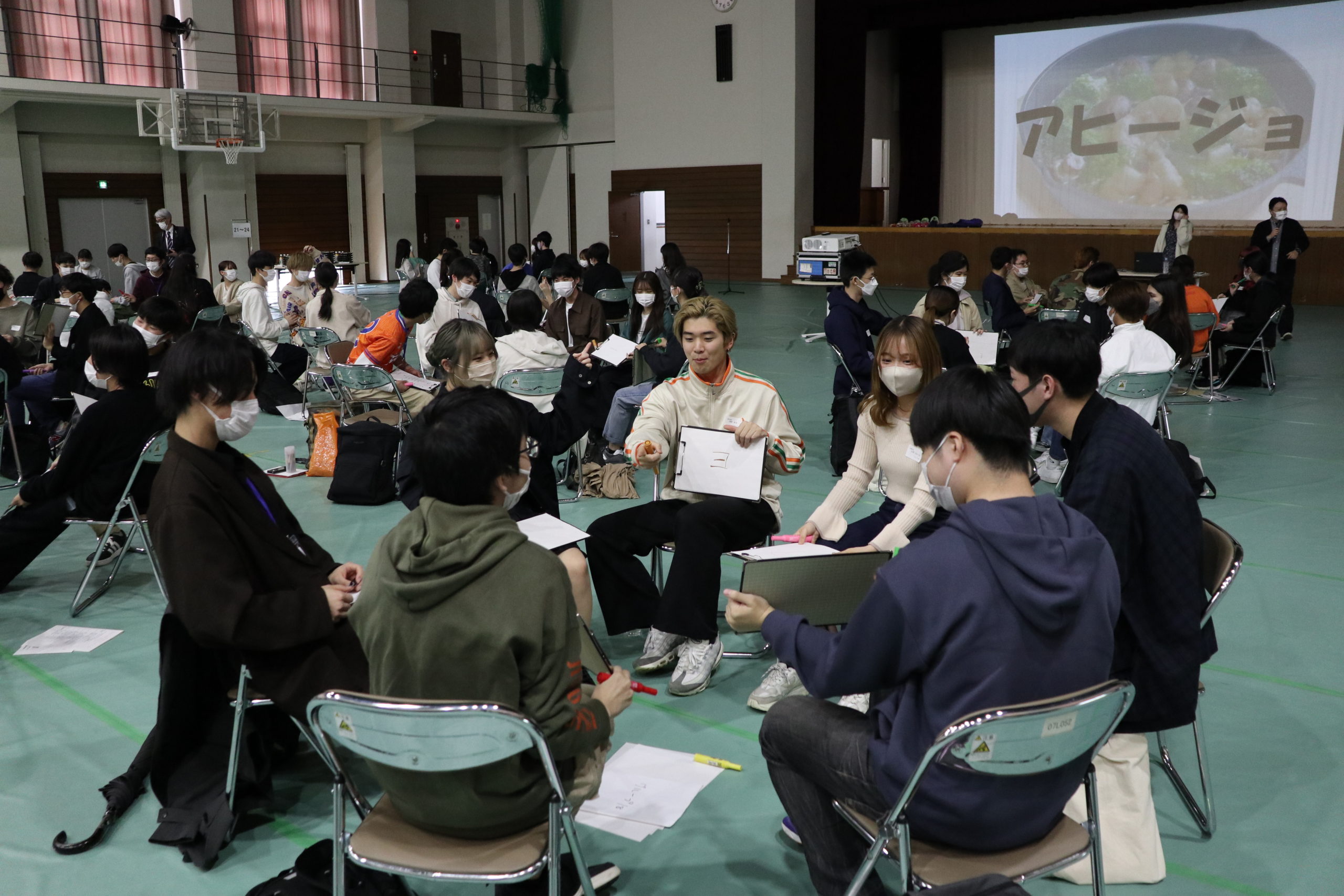 「ファイブリーグ」グループ全員が一文字を担当し、正解だと思う文字を考えて解答しました