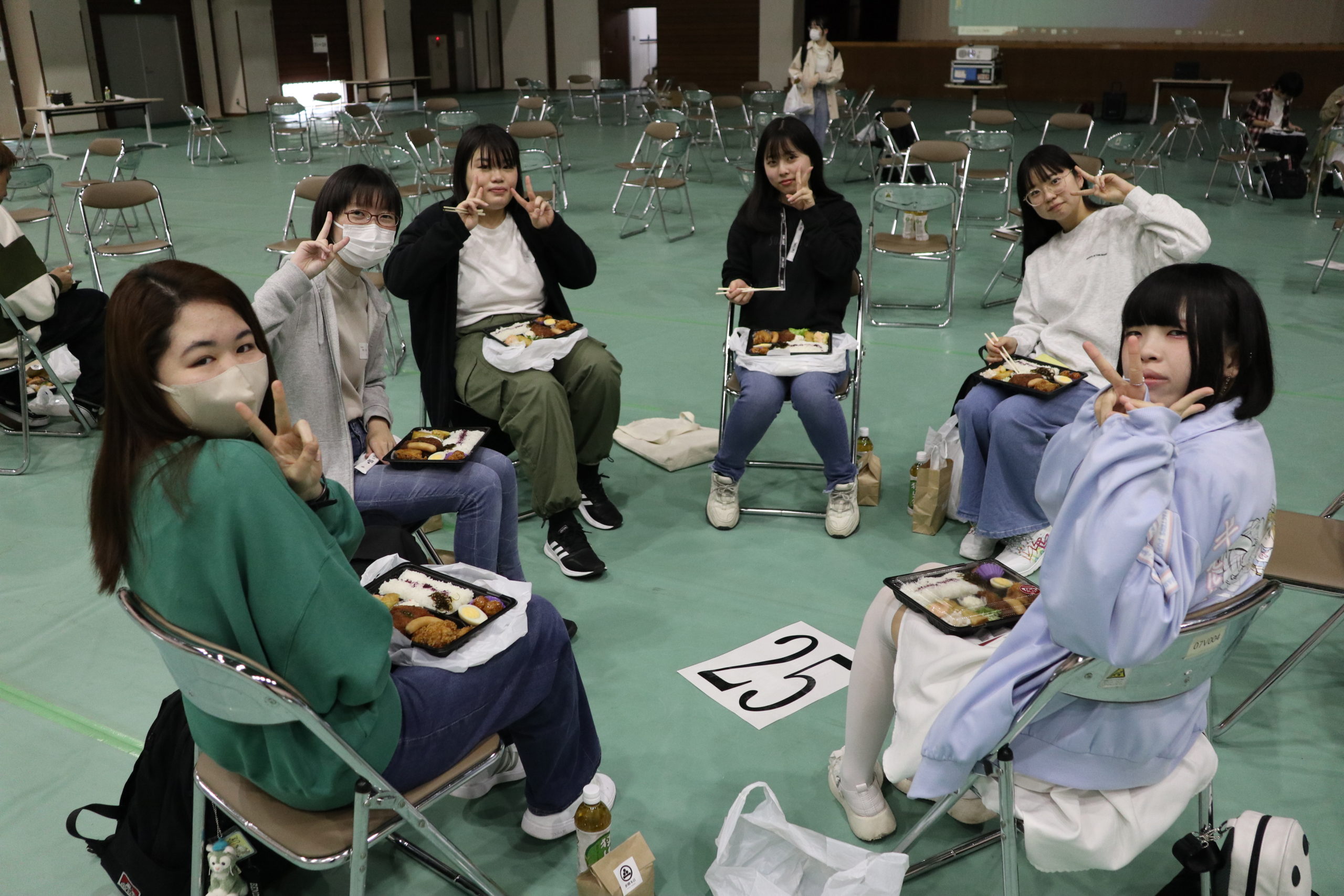 とても仲よくなった様子の学生たち