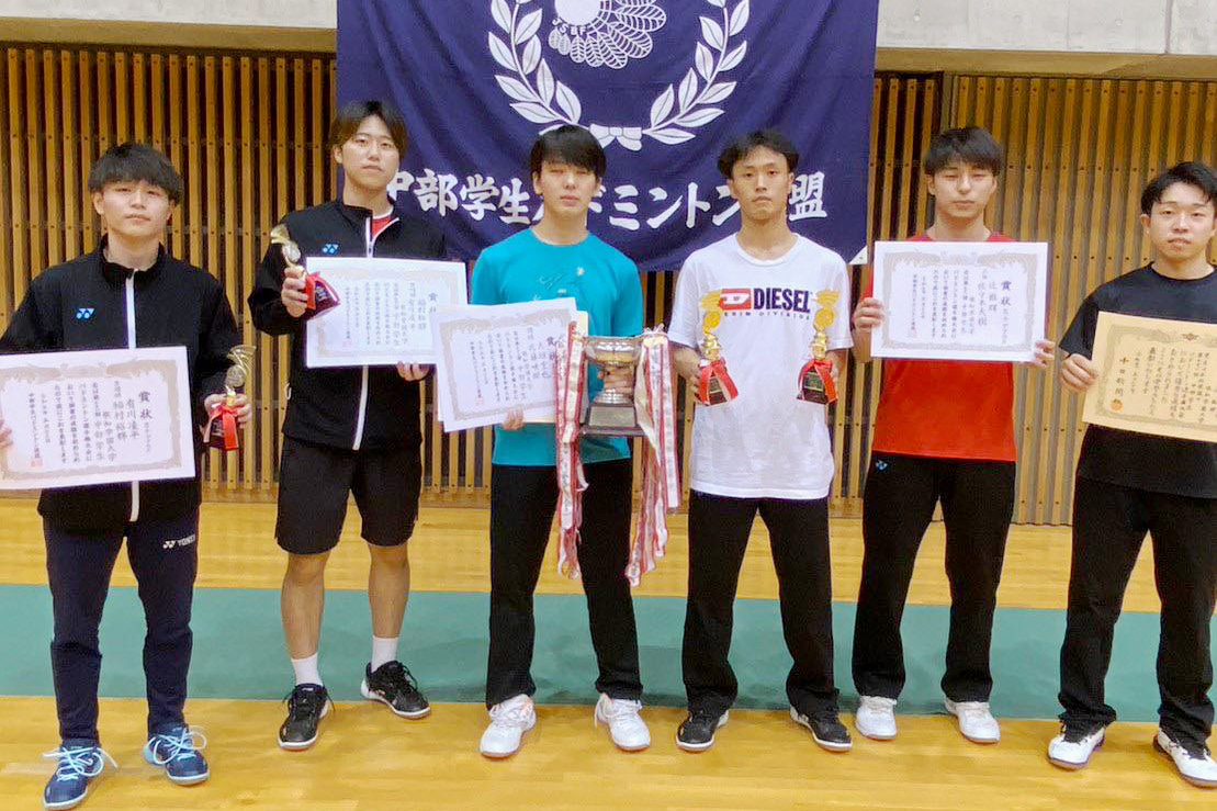 男子ダブルスで優勝した武藤さん・大垣さんペア（中央）、準優勝した有川さん・稲村さんペア（左）、3位入賞した佐々木さん、辻さんペア（右）