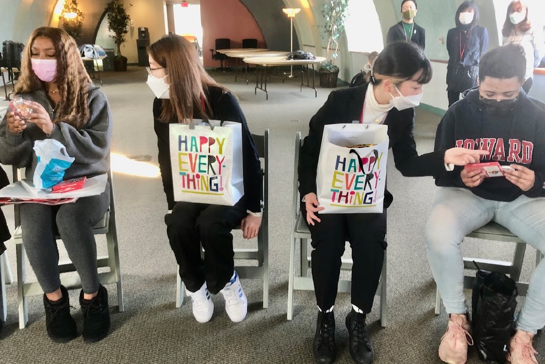 それぞれペアのために準備してきたプレゼントを手渡しました