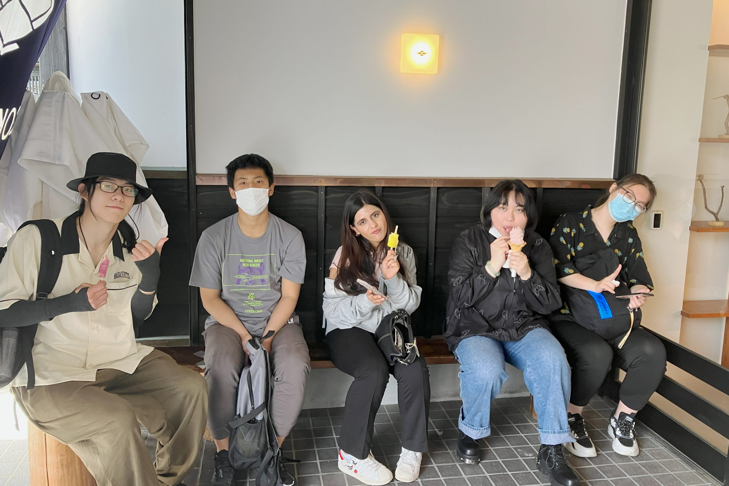 五階菱さんには、城下町新発田の名物やお土産が揃っていました、アイスを食べて一休み