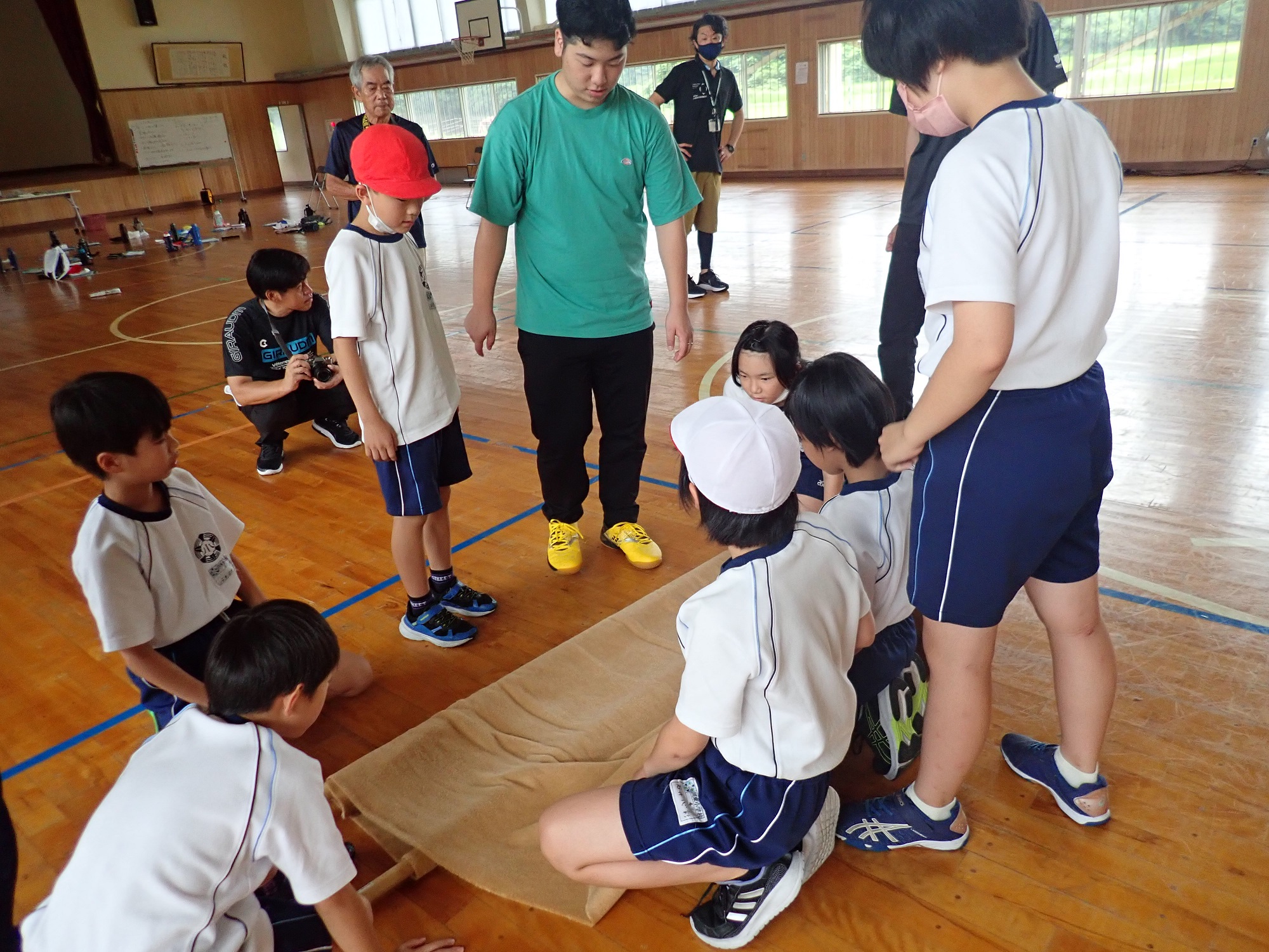 防災キャンプで子どもたちと一緒に