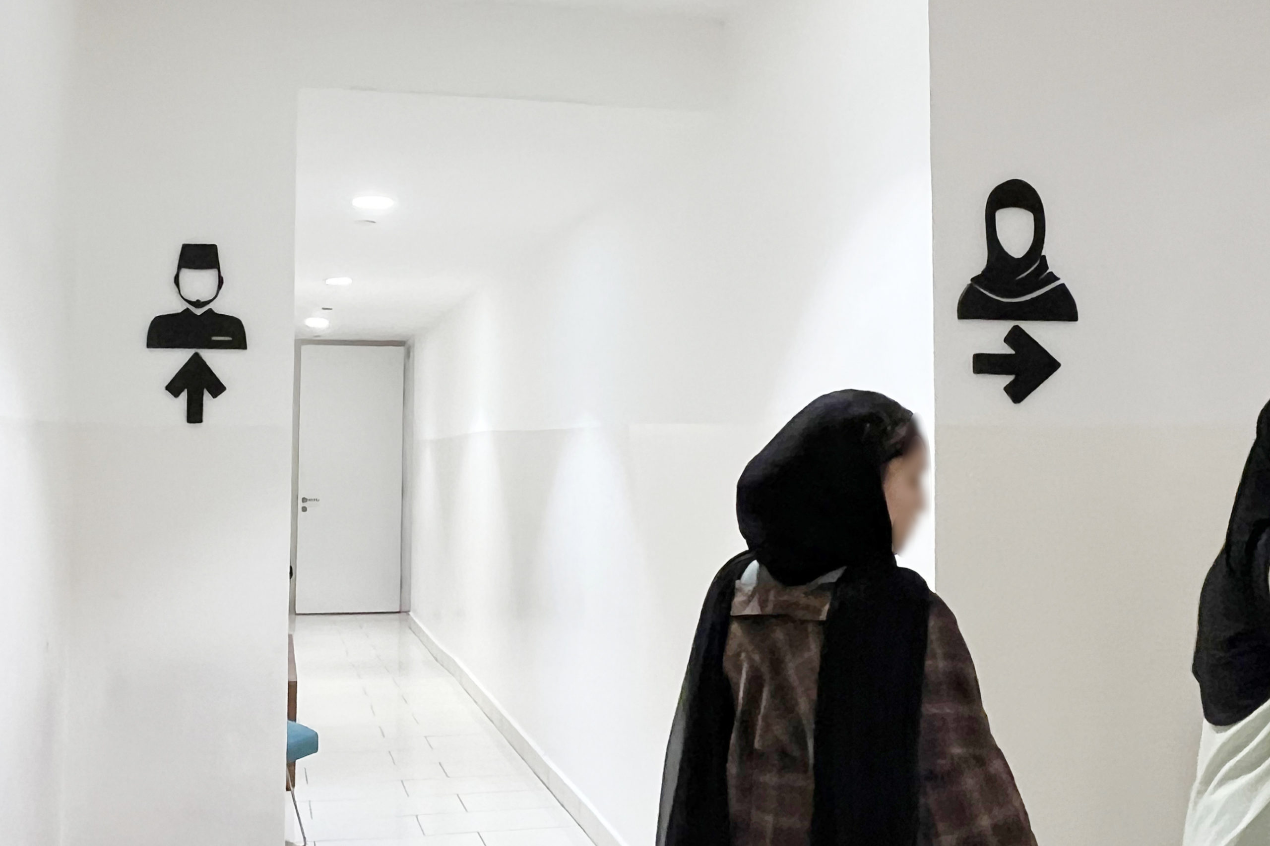 トイレの案内も特徴的で、男性はヒゲ、女性はヒジャブで表現されています