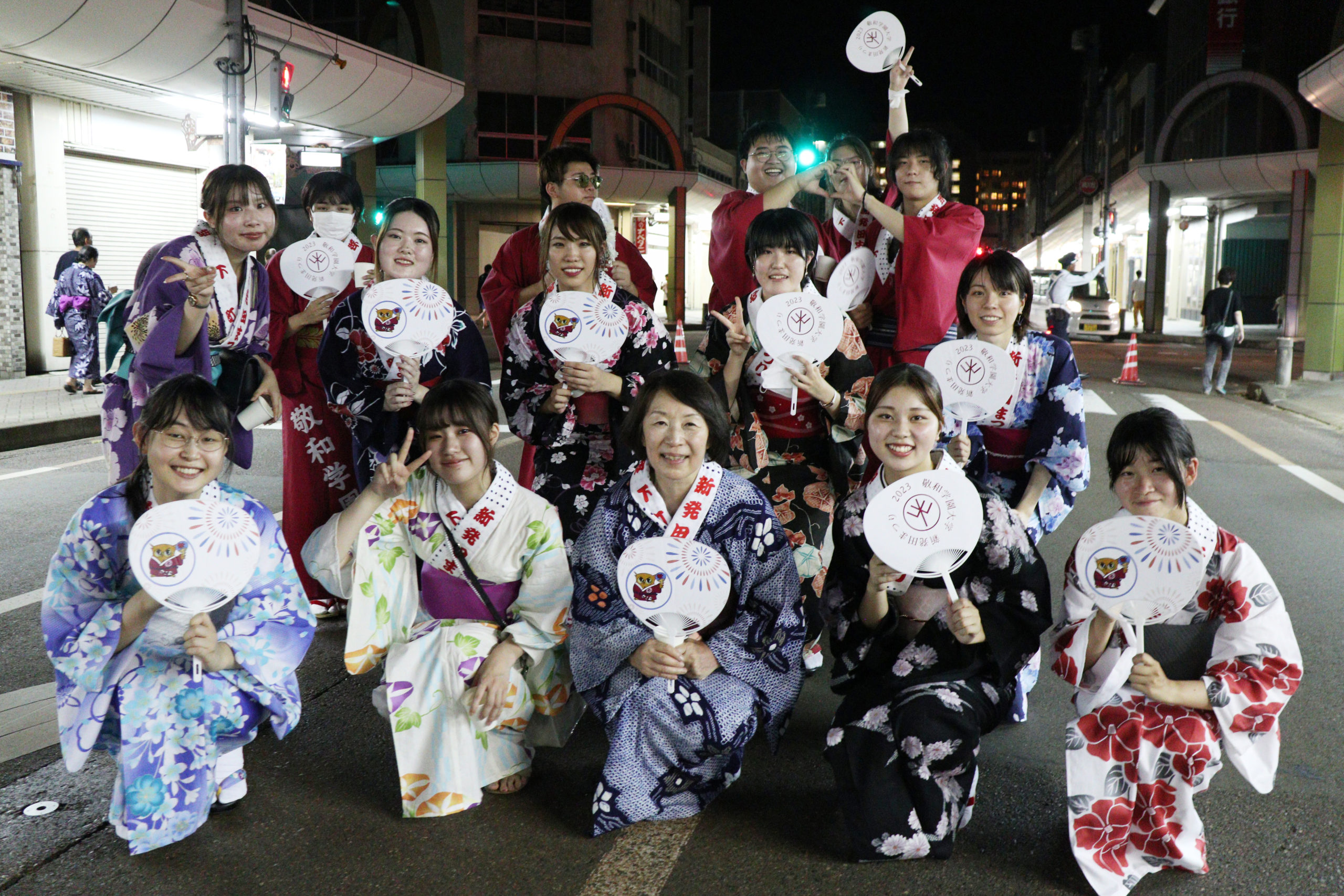 女子学生は自前の浴衣で祭りに参加しました