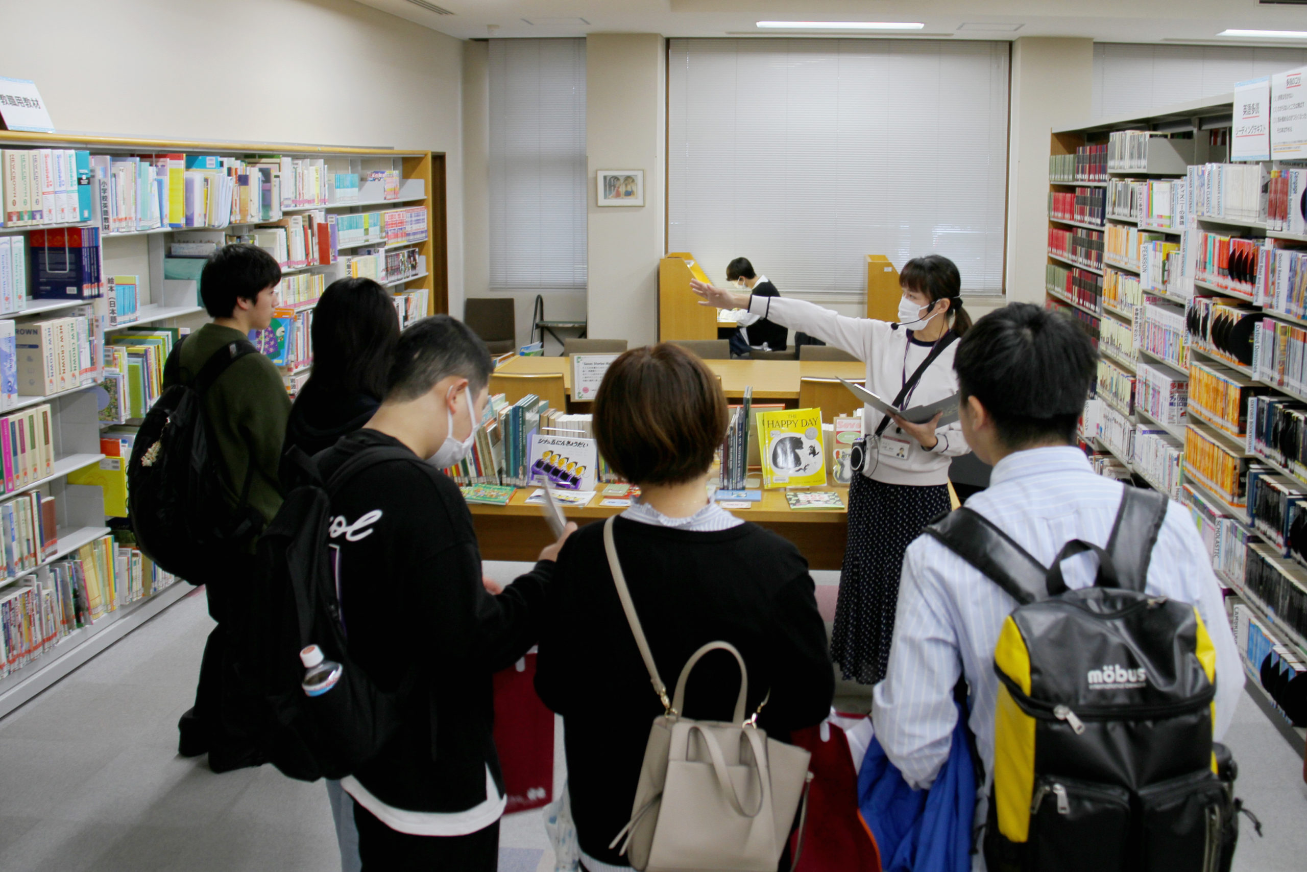 図書館では、館内を回りながら図書館の活用方法を説明