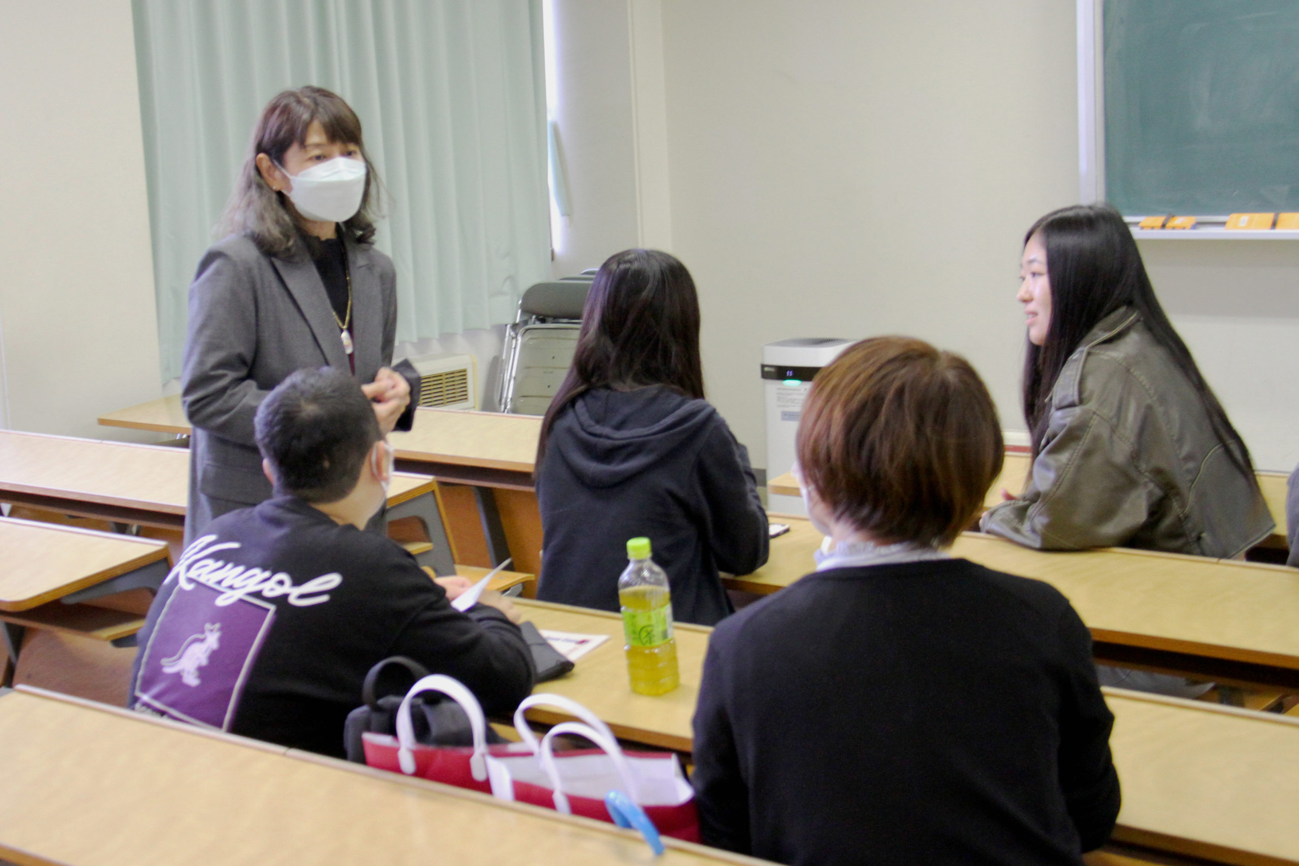 先生や先輩学生と一緒に、大学の学びをふりかえりました