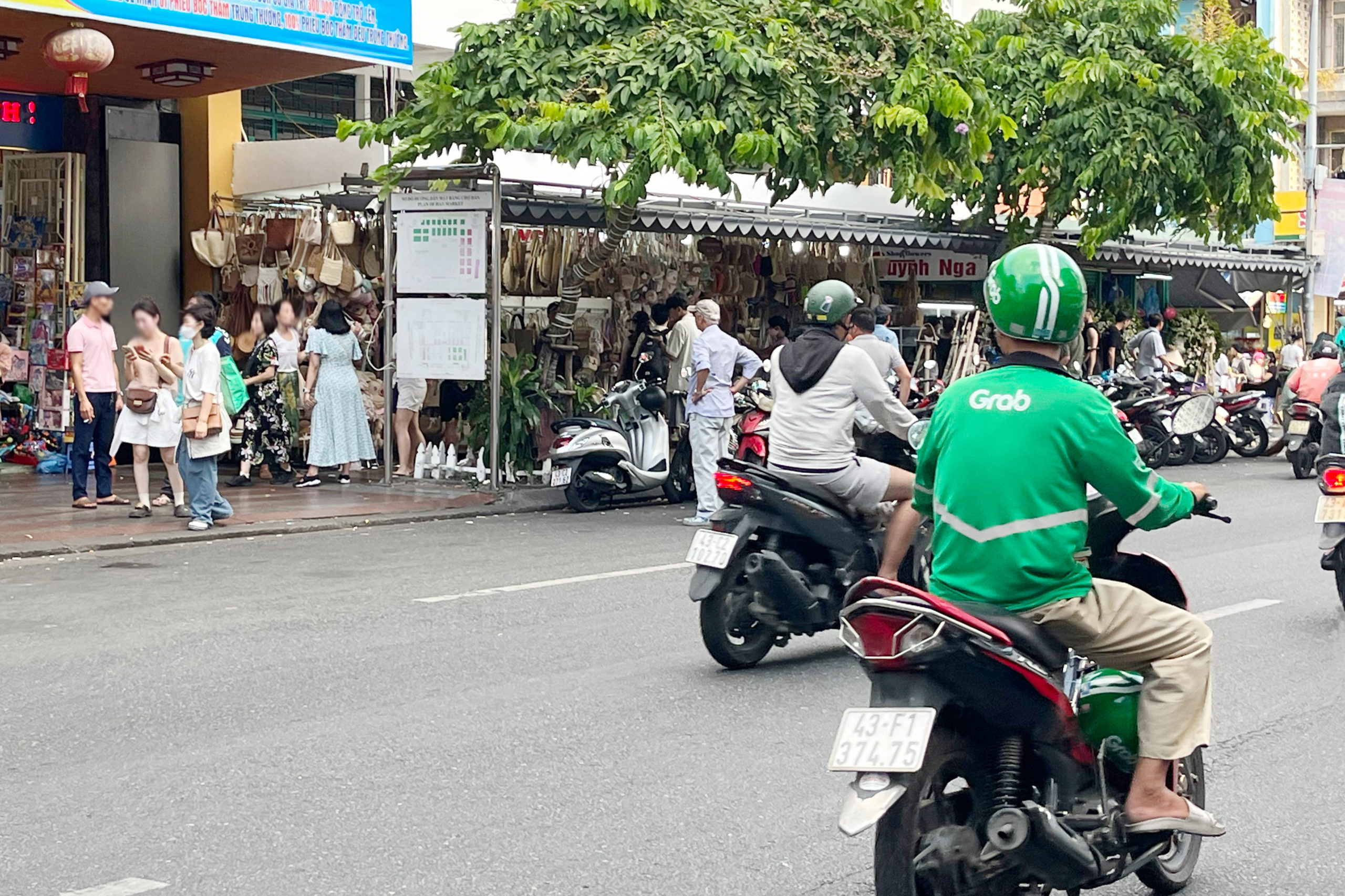 ベトナムの移動手段はバイク、道路はバイクでいっぱいでした