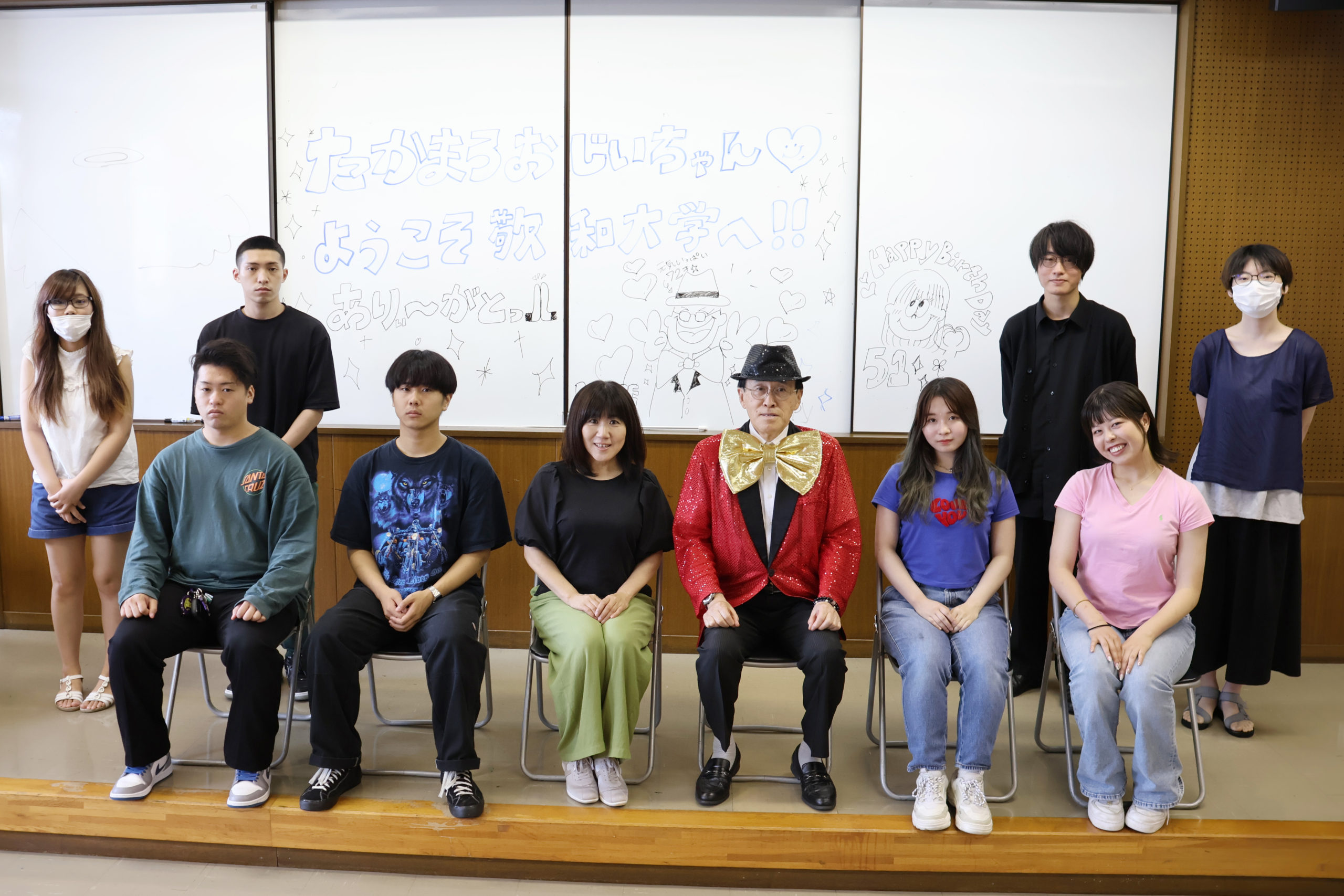 たかまろさん＆ひろえ先生と受講学生とで集合写真