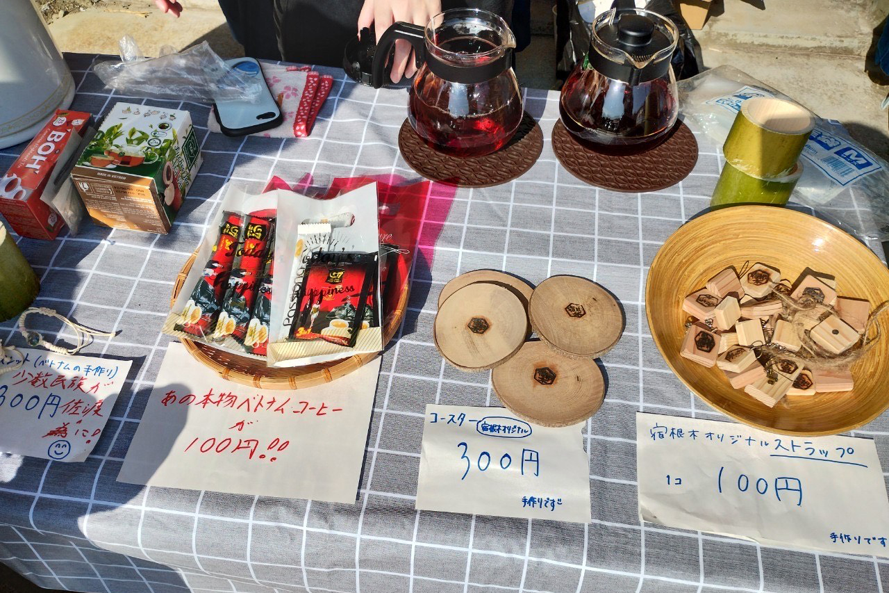 私たちが作成した宿根木グッズやベトナムコーヒーなどを販売しました