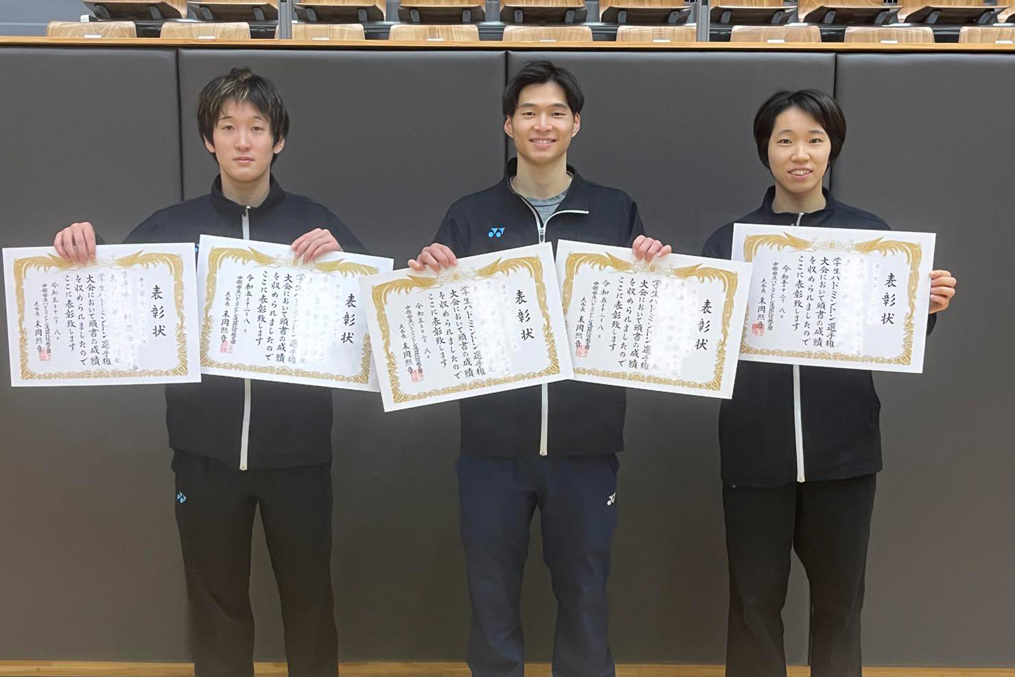 男子シングルスAで準優勝した仁科さん（左）、男子シングルスAで優勝した柴田さん（中央）、女子シングルスで優勝した佐々木さん（右）