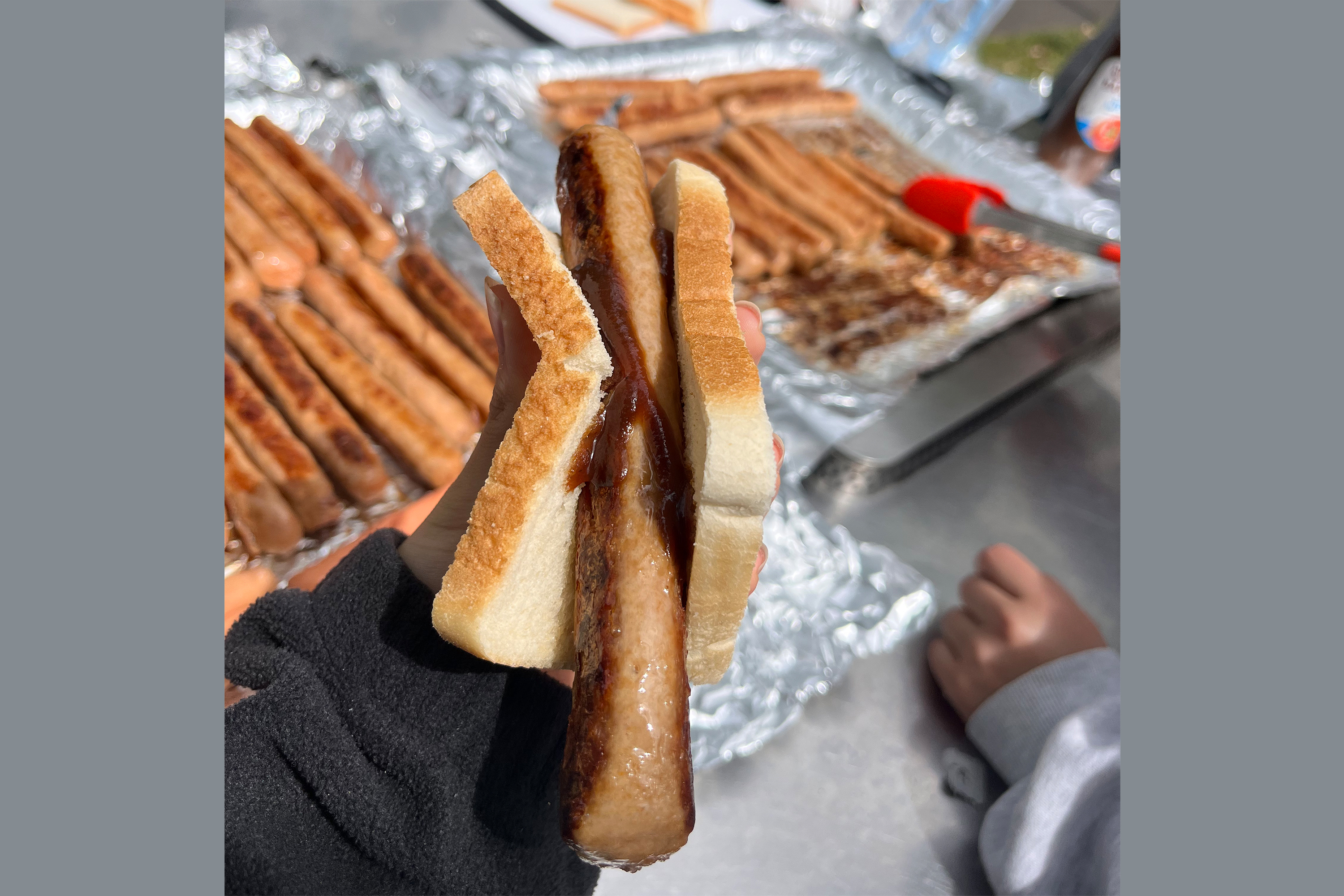 食パンにソーセージを挟んで食べるのがオーストラリア流です