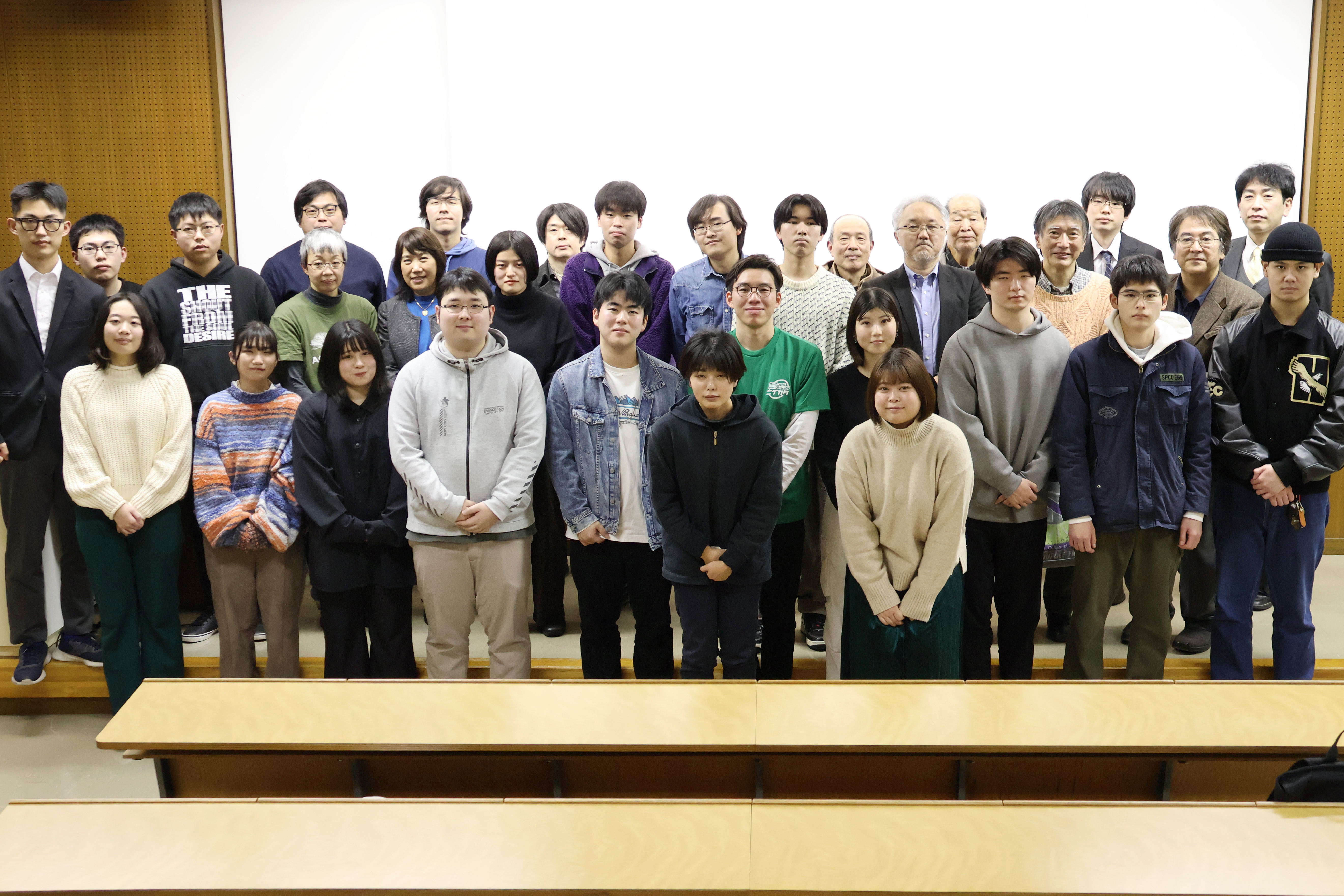 発表学生と指導教員・参加者で記念撮影