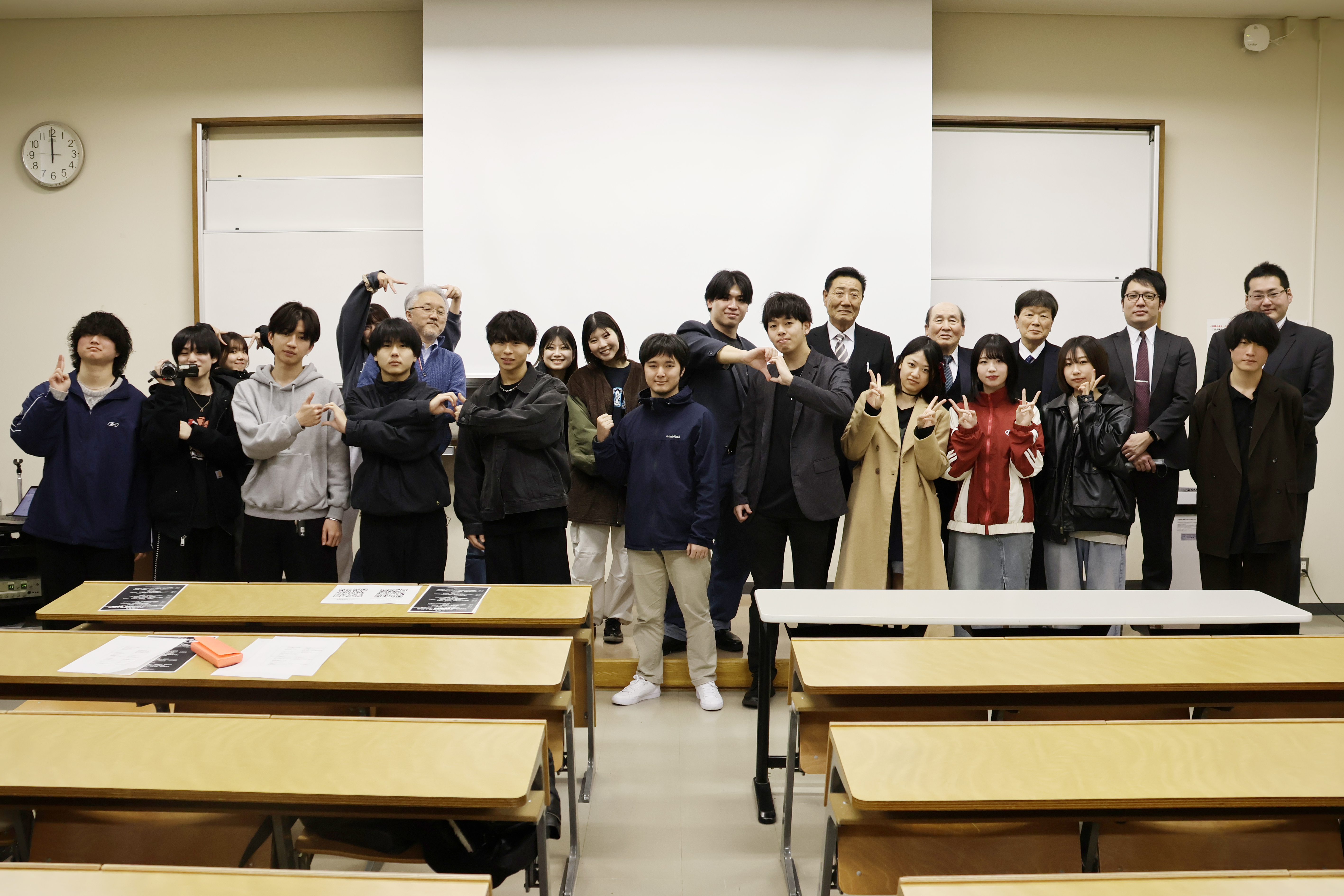 映像制作に取り組む一戸ゼミの学生たち