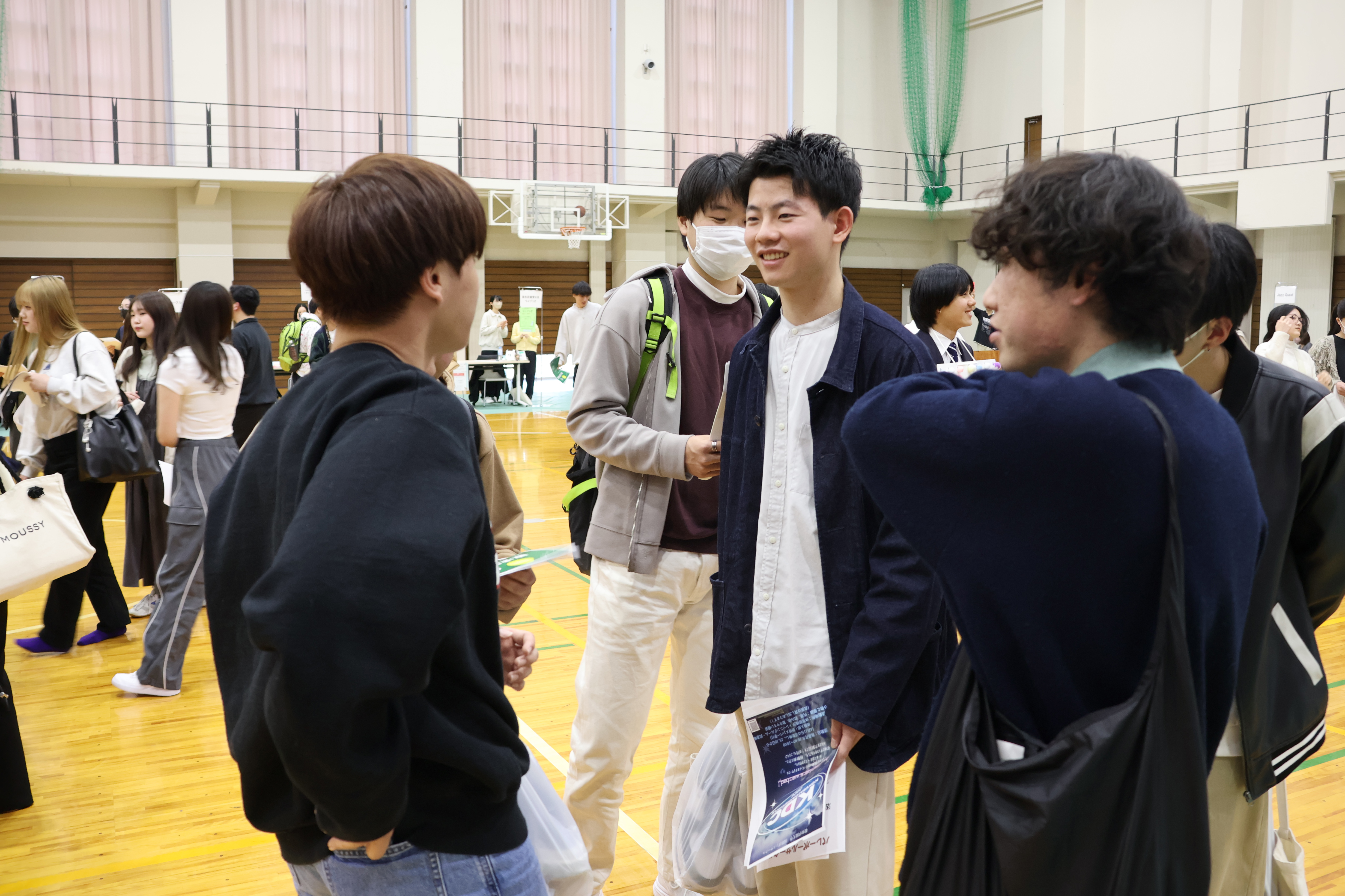 先輩からたくさんのチラシをもらった新入生たち