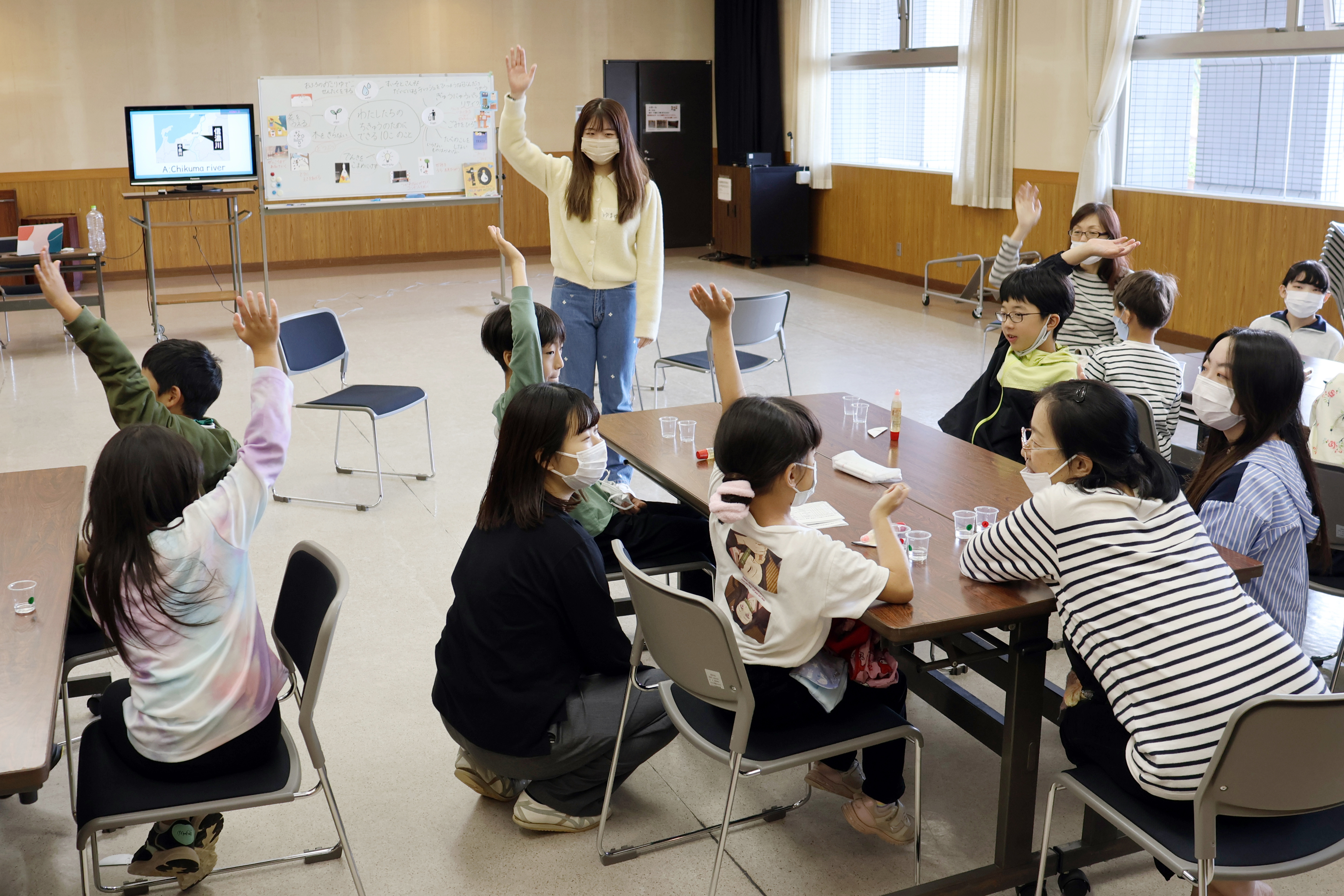 児童英語教育では、小学校や公民館などで子どもたちに英語を教えています。
