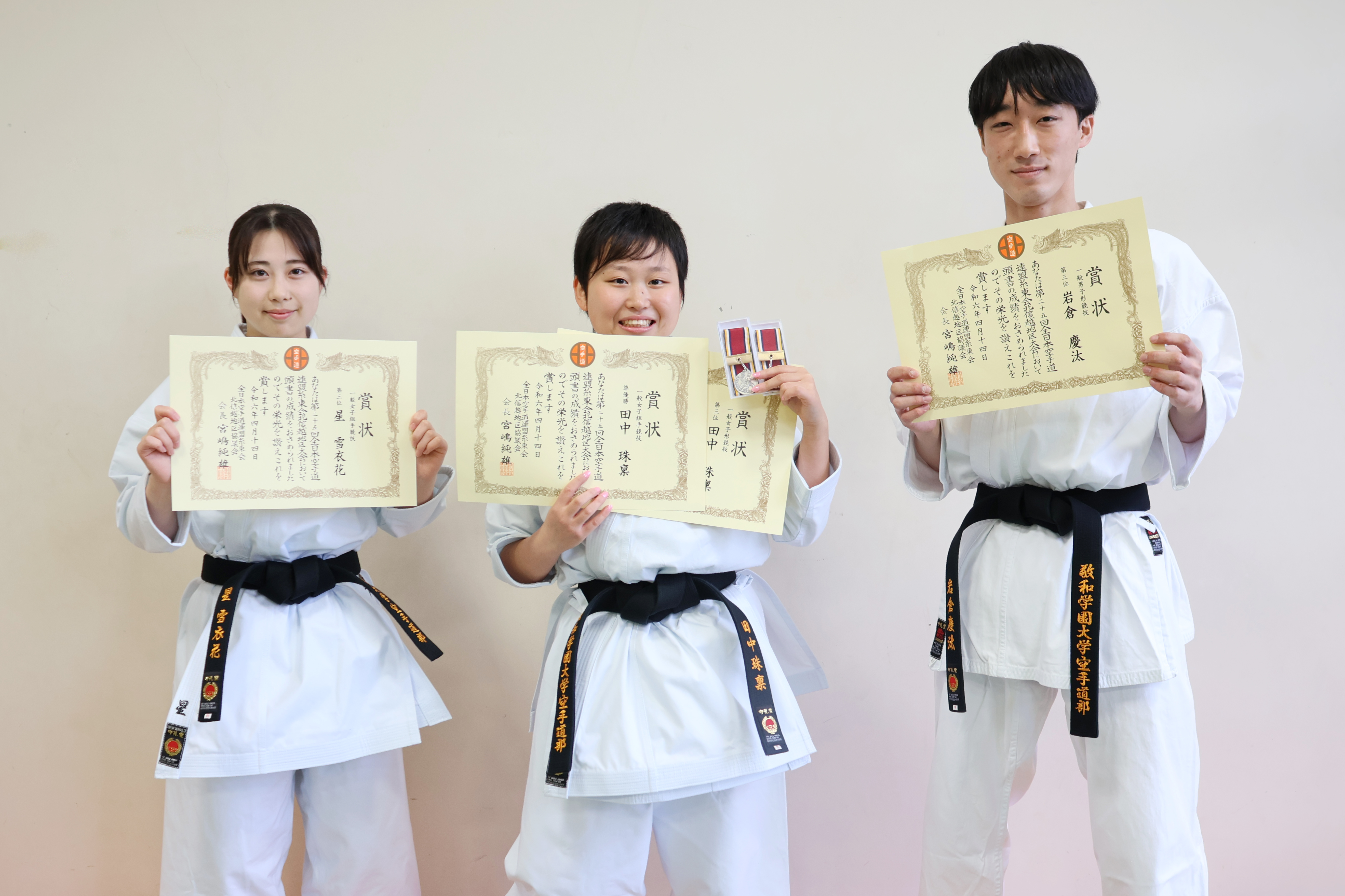 左から星雪衣花さん、田中珠稟さん、岩倉慶汰さん