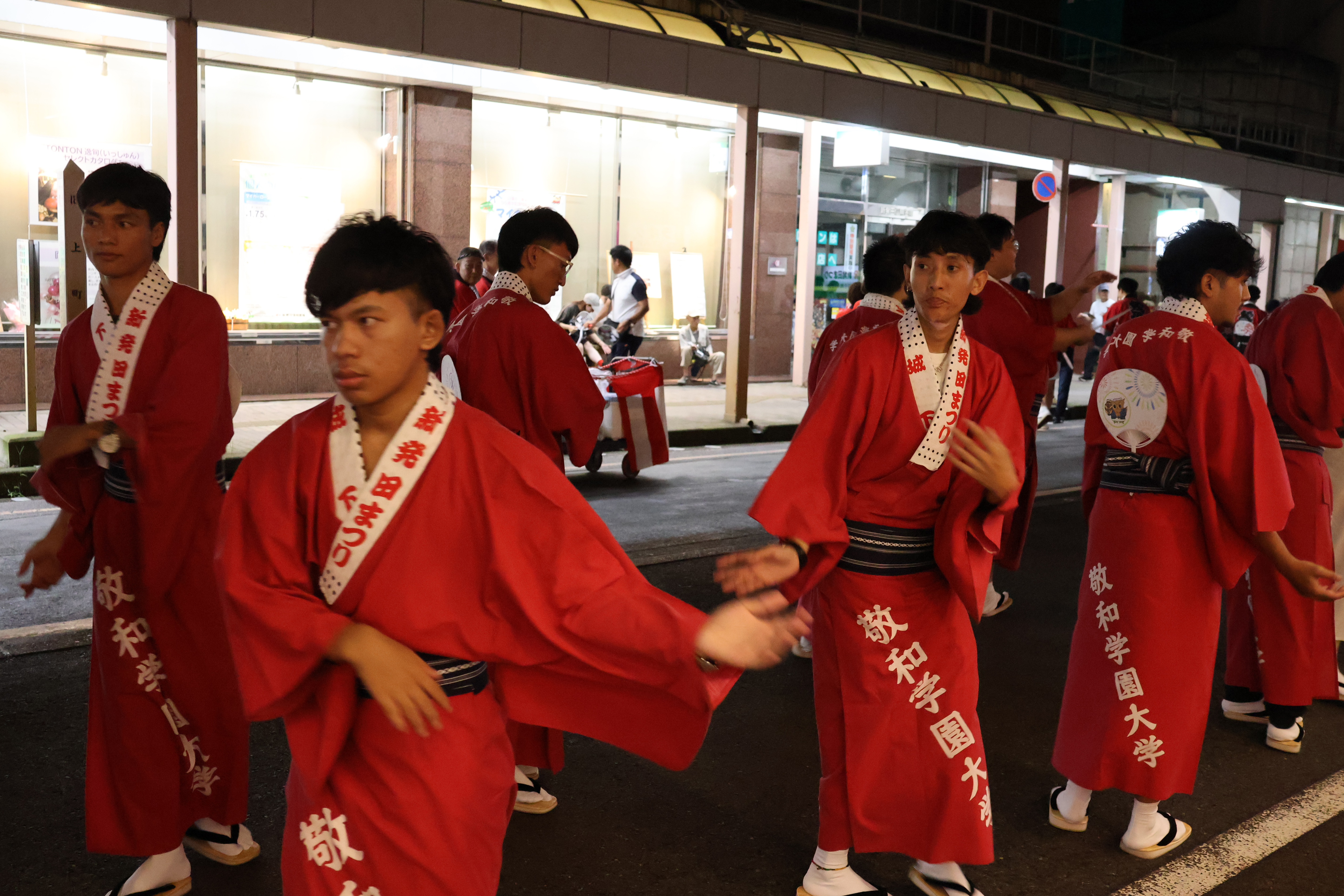 留学生の皆さんも踊りを覚えて日本の文化に触れています